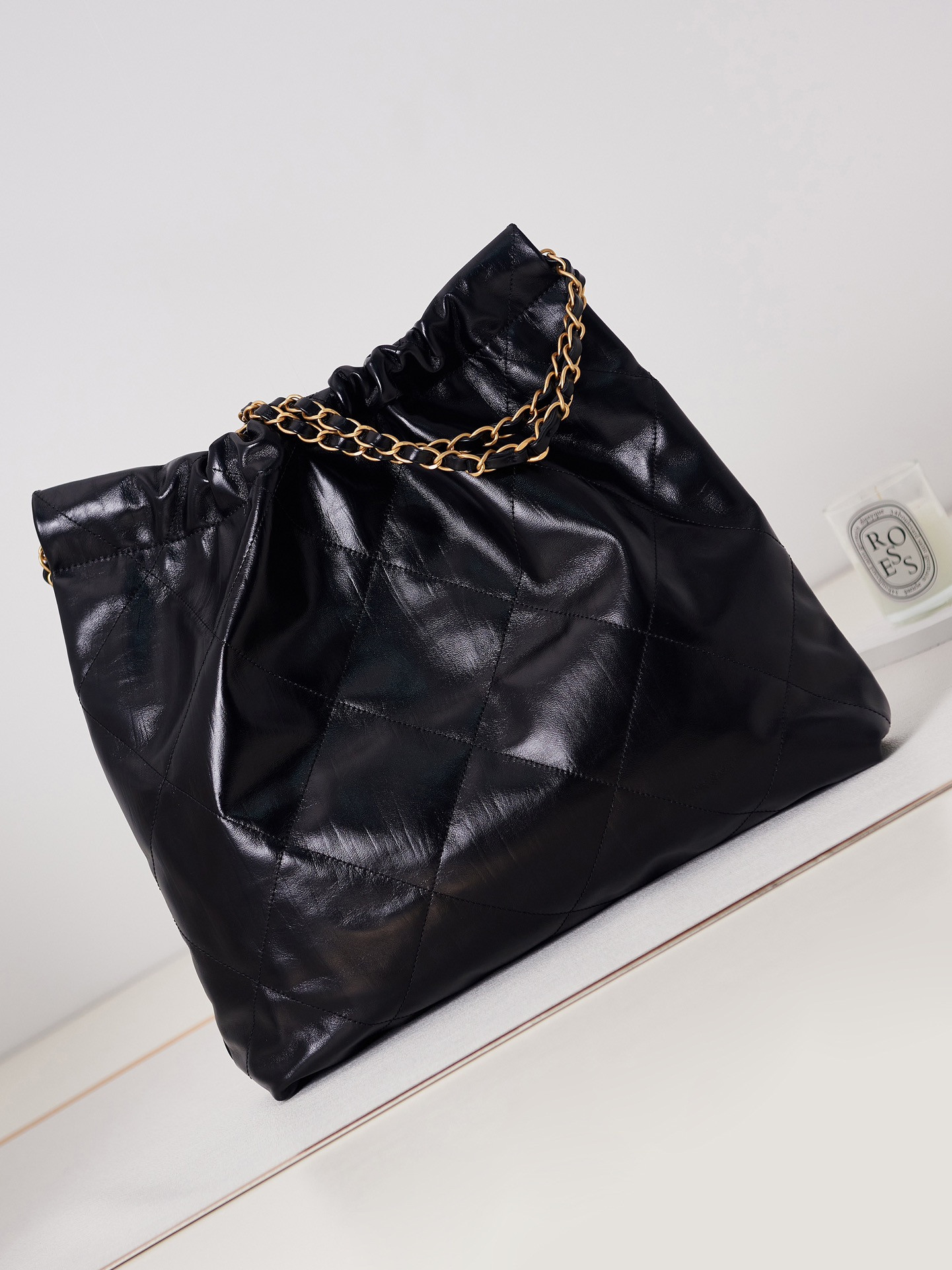 CHANEL 22 HANDBAG Shiny Calfskin Gold-Tone Metal Black 15.21*16.38*3.12 in - Image 5