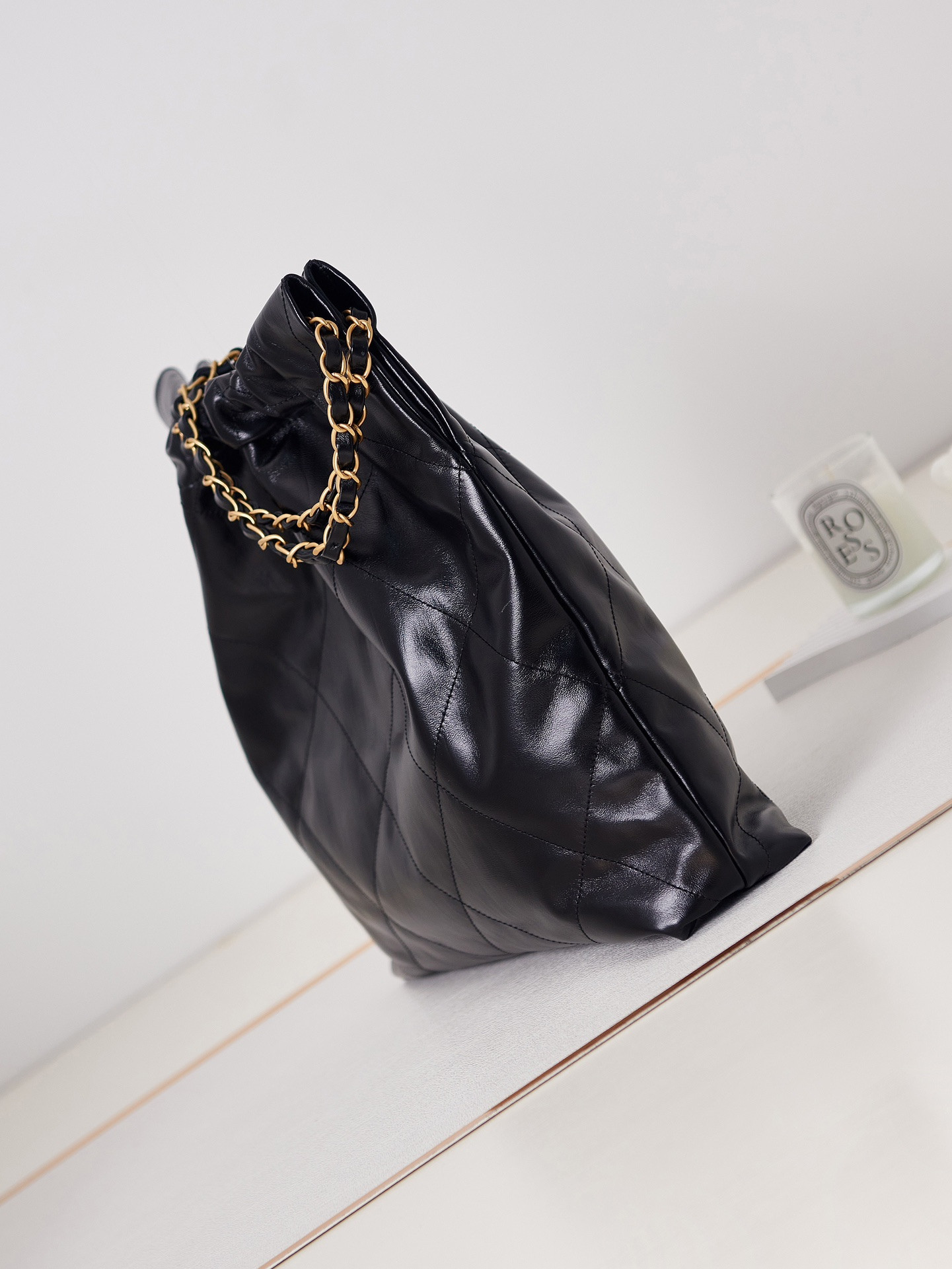 CHANEL 22 HANDBAG Shiny Calfskin Gold-Tone Metal Black 15.21*16.38*3.12 in - Image 6
