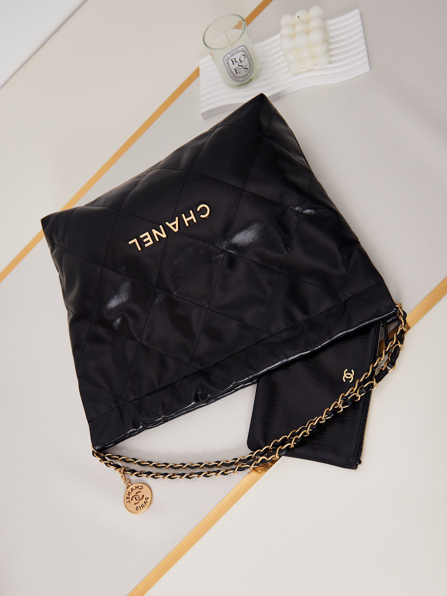 CHANEL 22 HANDBAG Shiny Calfskin Gold-Tone Metal Black 15.21*16.38*3.12 in - Image 8