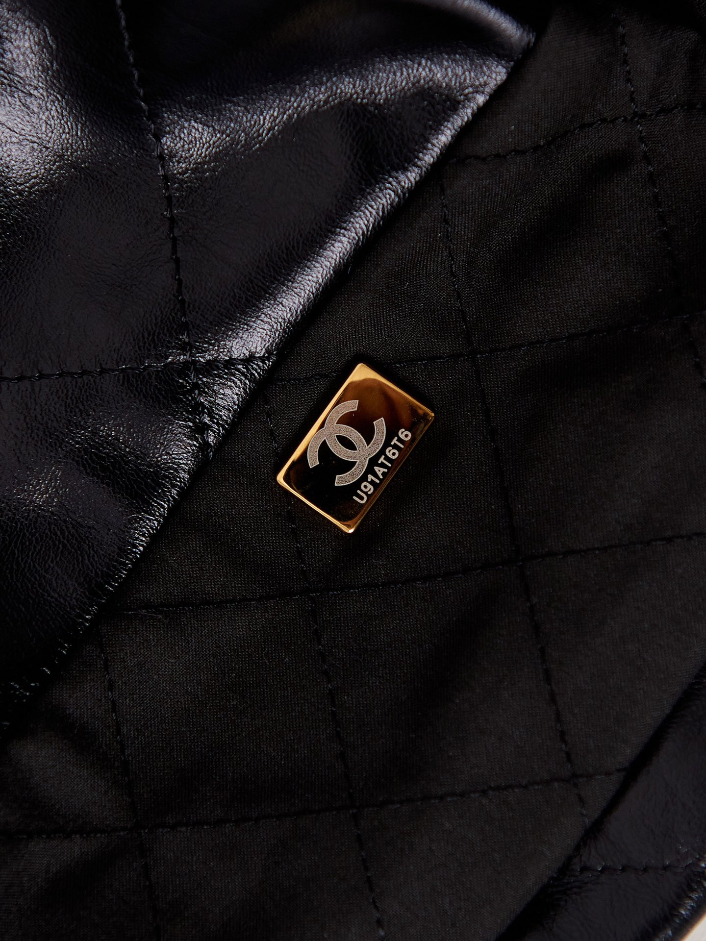 CHANEL 22 HANDBAG Shiny Calfskin Gold-Tone Metal Black 15.21*16.38*3.12 in - Image 9