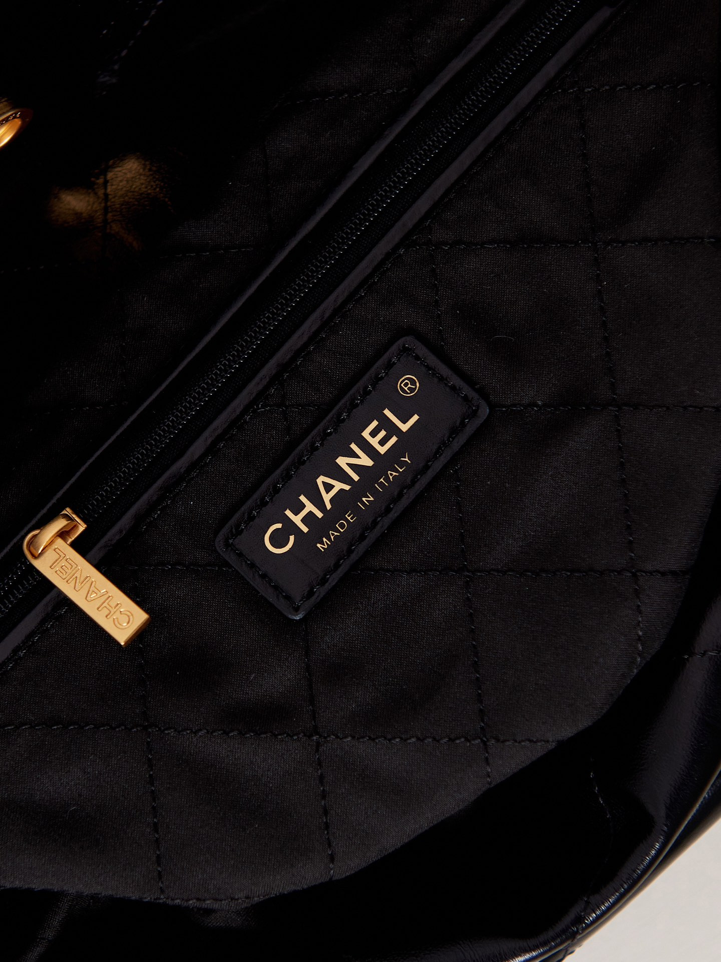CHANEL 22 HANDBAG Shiny Calfskin Gold-Tone Metal Black 15.21*16.38*3.12 in - Image 10