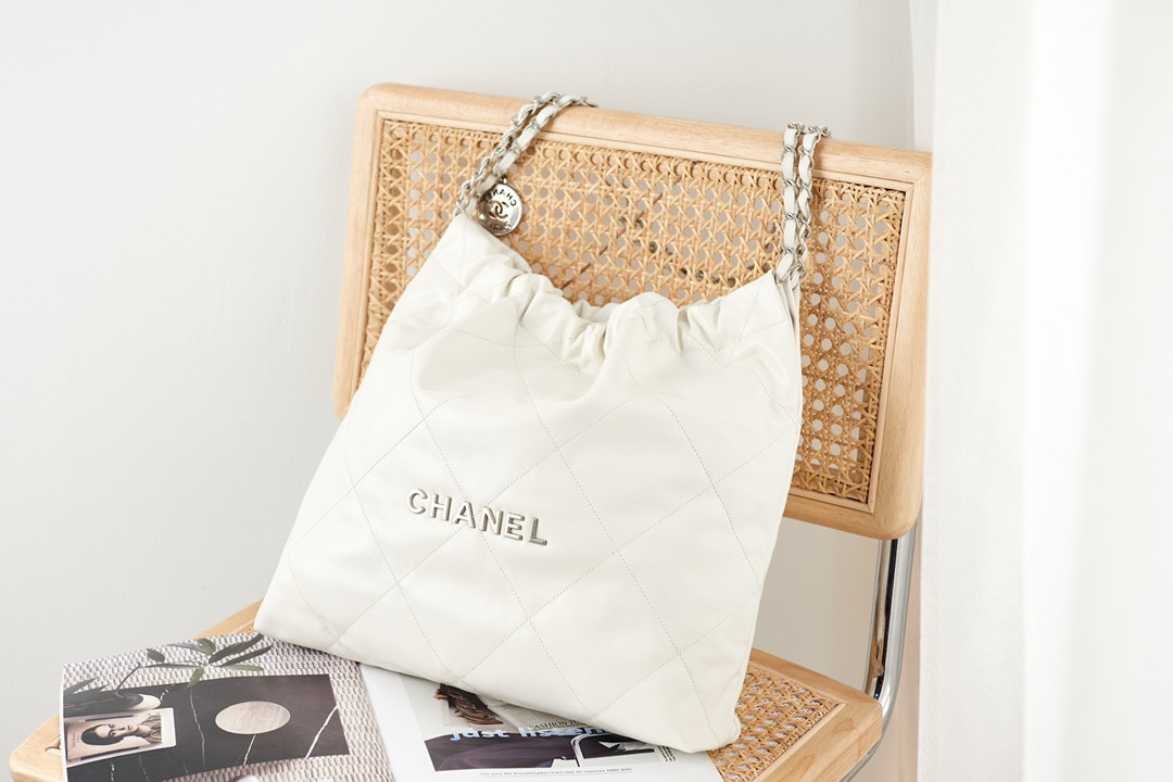 CHANEL 22 HANDBAG Metallic Shaded Calfskin Silver-Tone Metal White 15.21*16.38*3.12 in