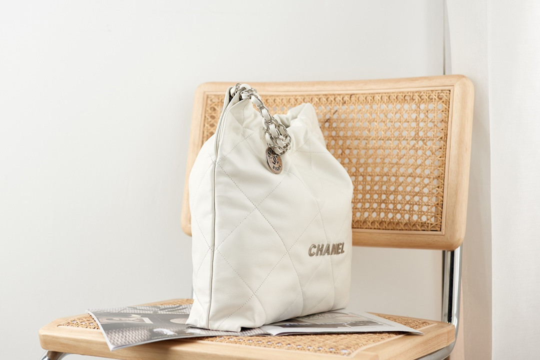 CHANEL 22 HANDBAG Metallic Shaded Calfskin Silver-Tone Metal White 15.21*16.38*3.12 in - Image 4