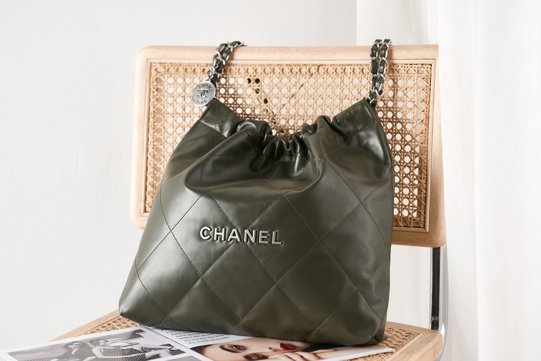 CHANEL 22 HANDBAG Shiny Calfskin Black IN SILVER Metal 15.21*16.38*3.12 in - Image 2