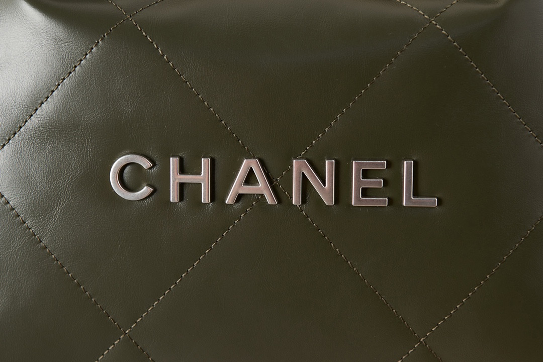 CHANEL 22 HANDBAG Shiny Calfskin Black IN SILVER Metal 15.21*16.38*3.12 in - Image 3