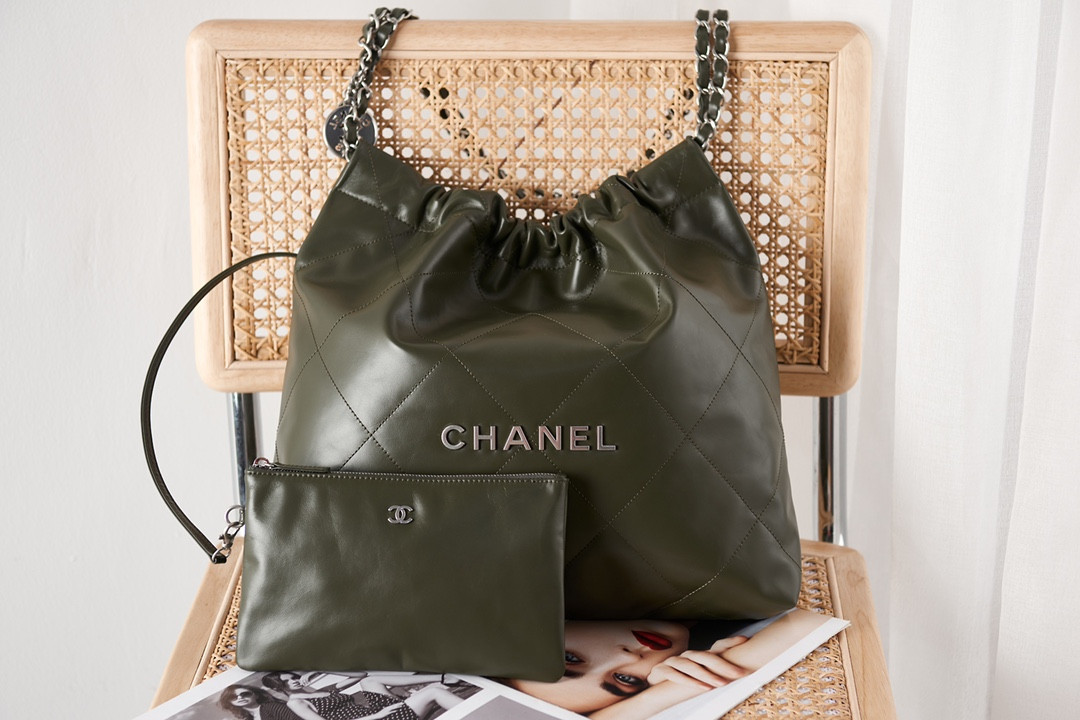 CHANEL 22 HANDBAG Shiny Calfskin Black IN SILVER Metal 15.21*16.38*3.12 in - Image 4