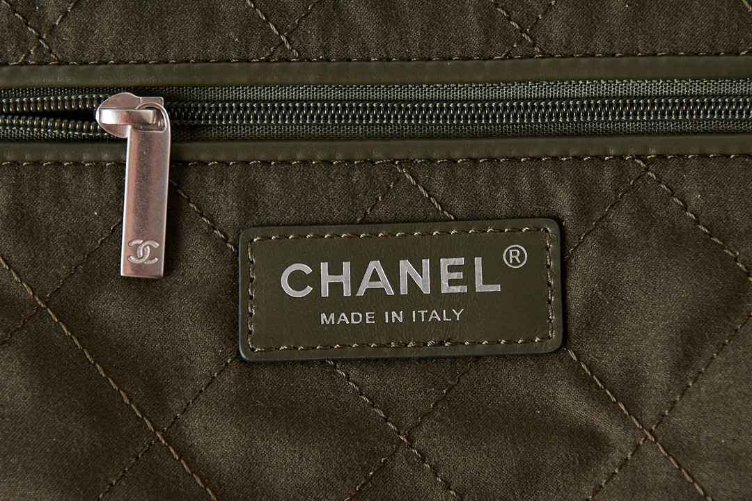 CHANEL 22 HANDBAG Shiny Calfskin Black IN SILVER Metal 15.21*16.38*3.12 in - Image 9