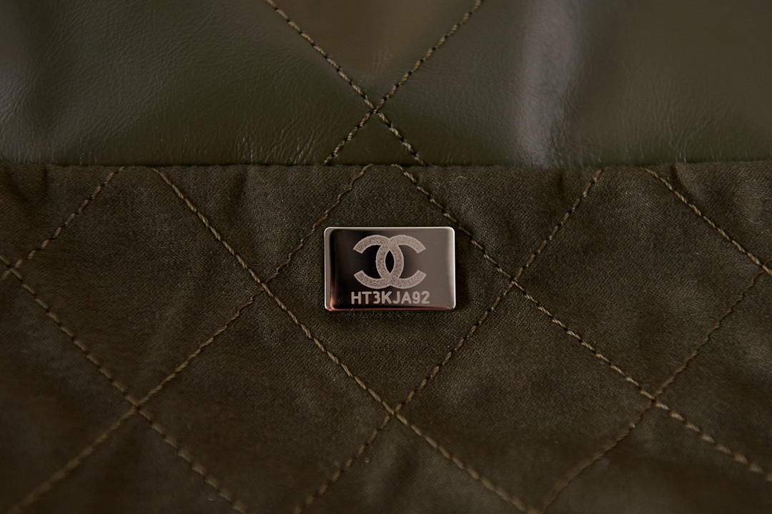 CHANEL 22 HANDBAG Shiny Calfskin Black IN SILVER Metal 15.21*16.38*3.12 in - Image 10
