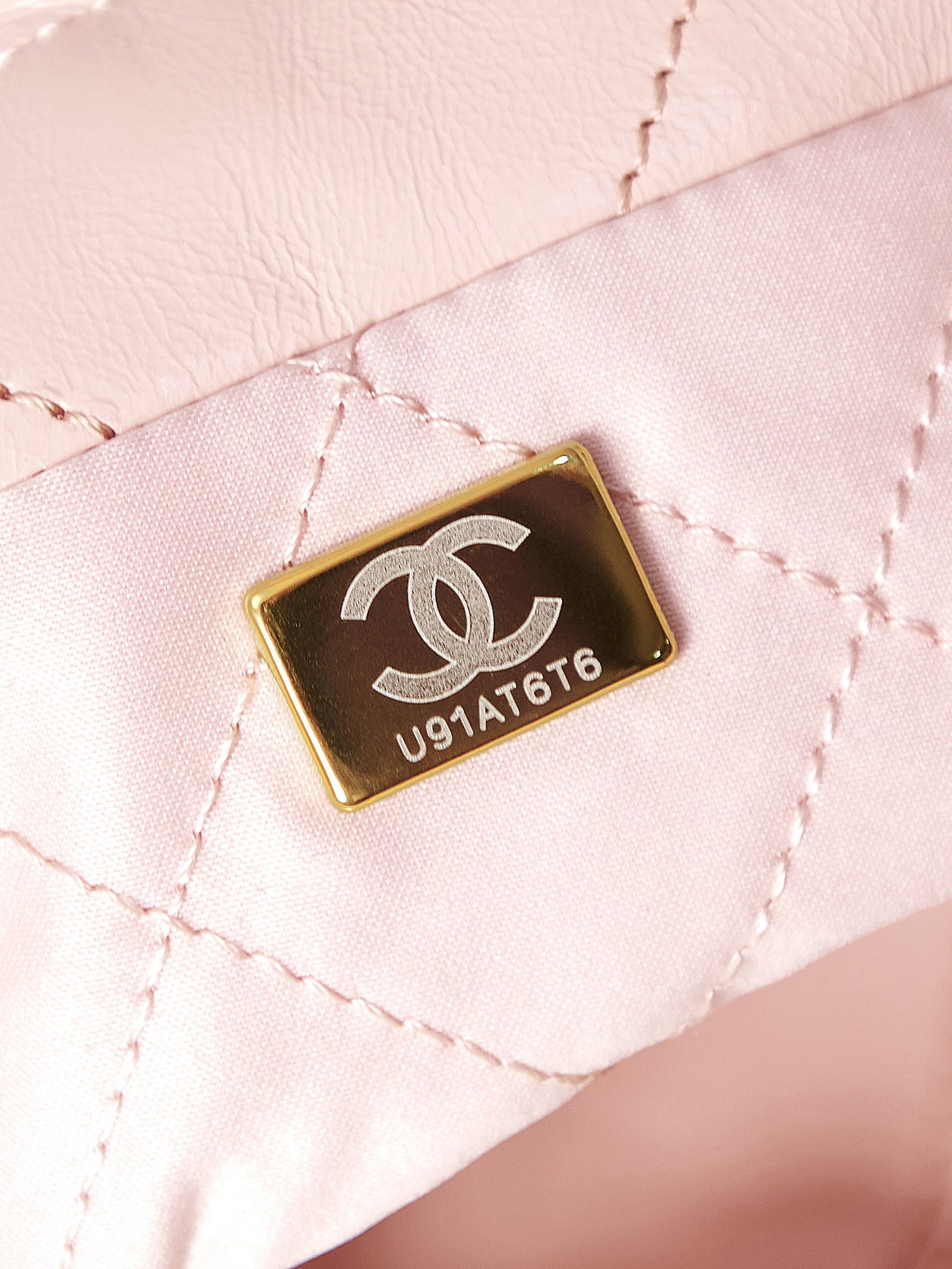 CHANEL 22 MINI HANDBAG Shiny Calfskin Pink 7.8 * 7.4 * 2.3 in - Image 9