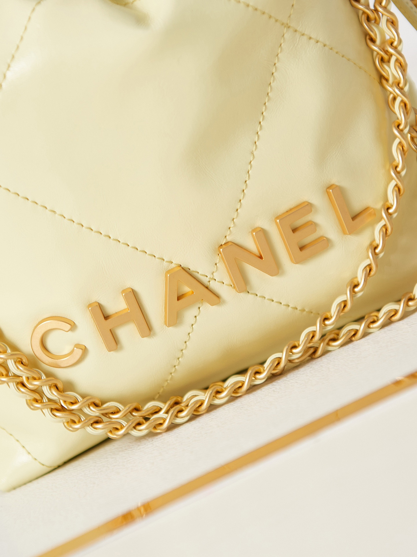 CHANEL 22 MINI HANDBAG Shiny Calfskin Yellow 7.8 * 7.4 * 2.3 in - Image 3