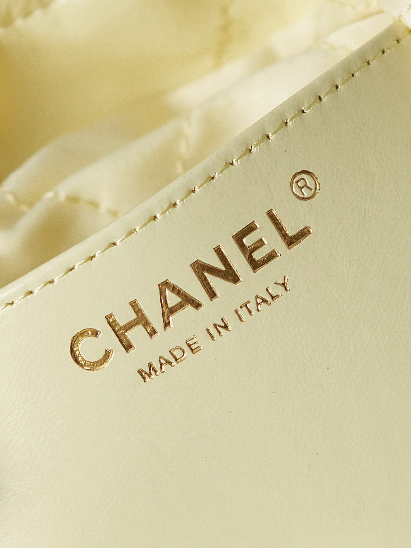 CHANEL 22 MINI HANDBAG Shiny Calfskin Yellow 7.8 * 7.4 * 2.3 in - Image 10