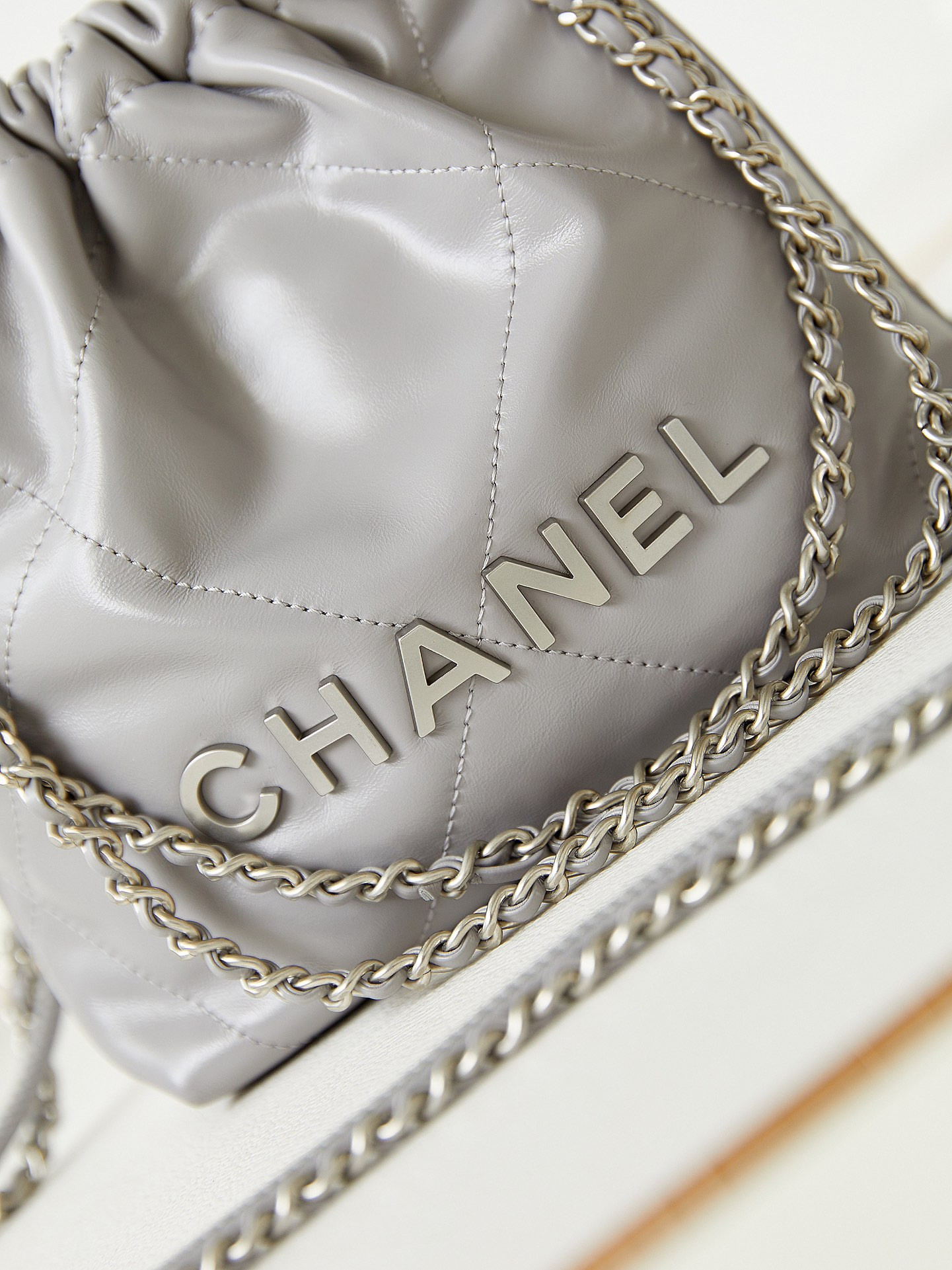CHANEL 22 MINI HANDBAG Shiny Calfskin GREY 7.8 * 7.4 * 2.3 in - Image 3