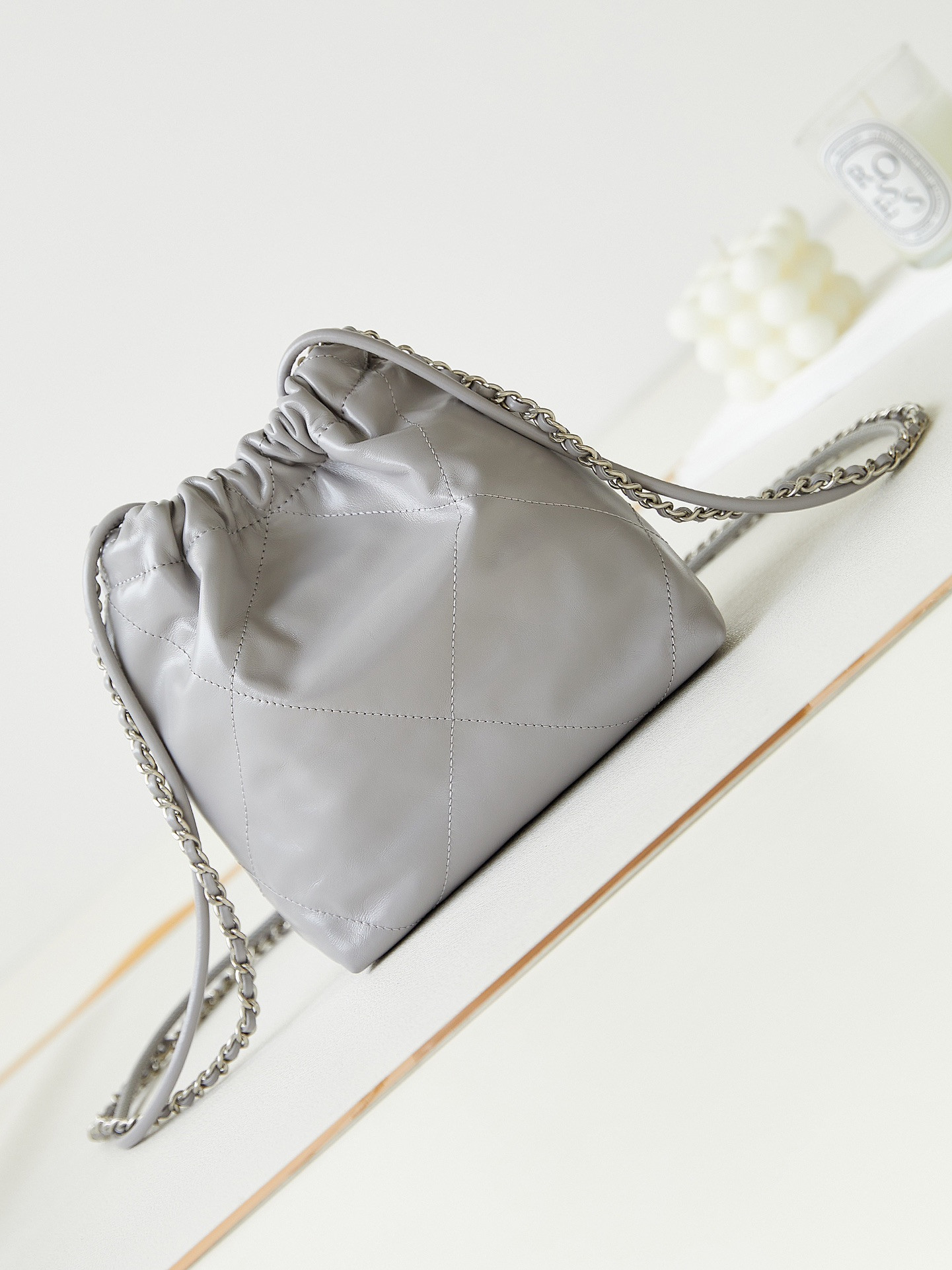 CHANEL 22 MINI HANDBAG Shiny Calfskin GREY 7.8 * 7.4 * 2.3 in - Image 6