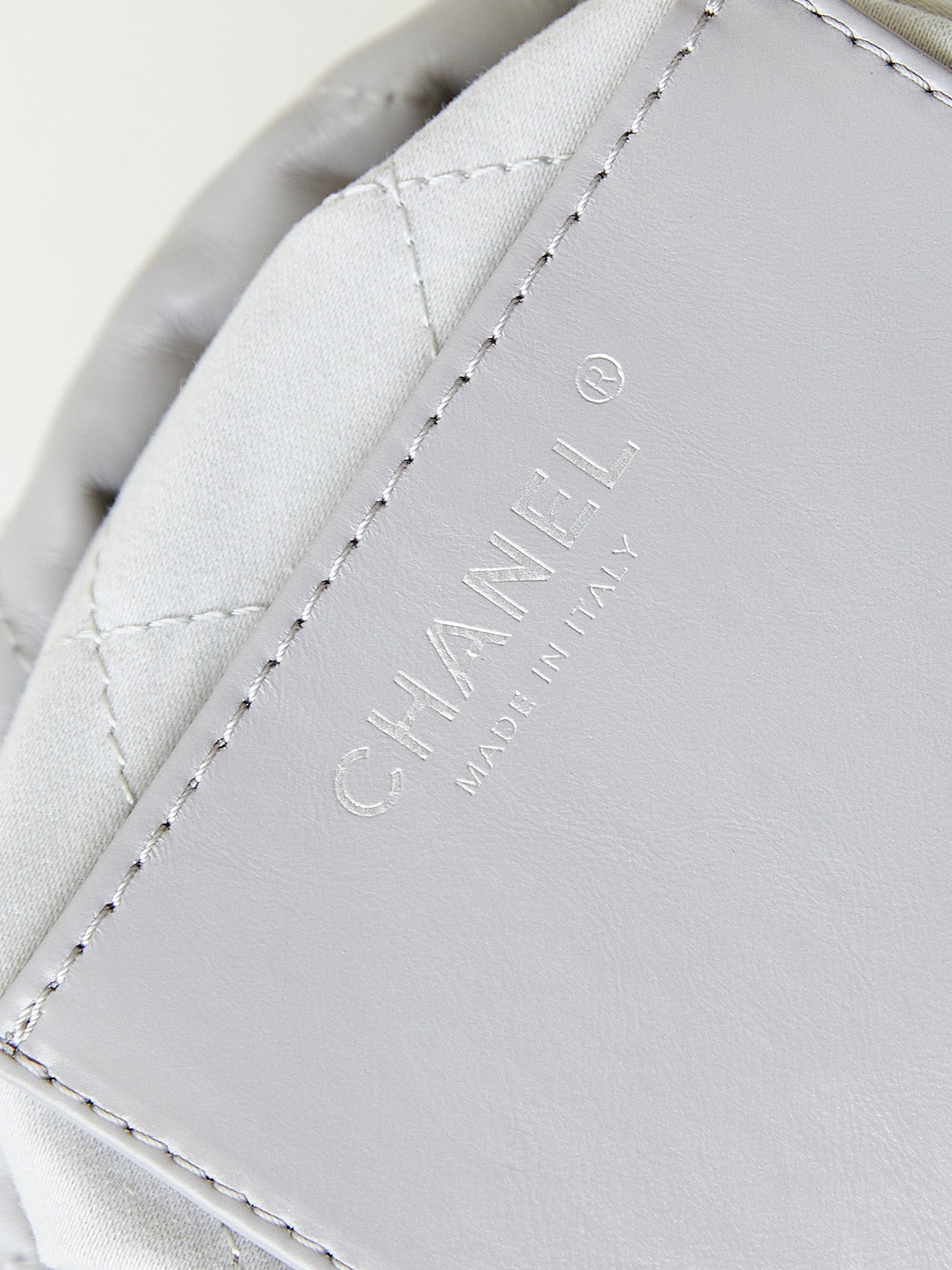 CHANEL 22 MINI HANDBAG Shiny Calfskin GREY 7.8 * 7.4 * 2.3 in - Image 9