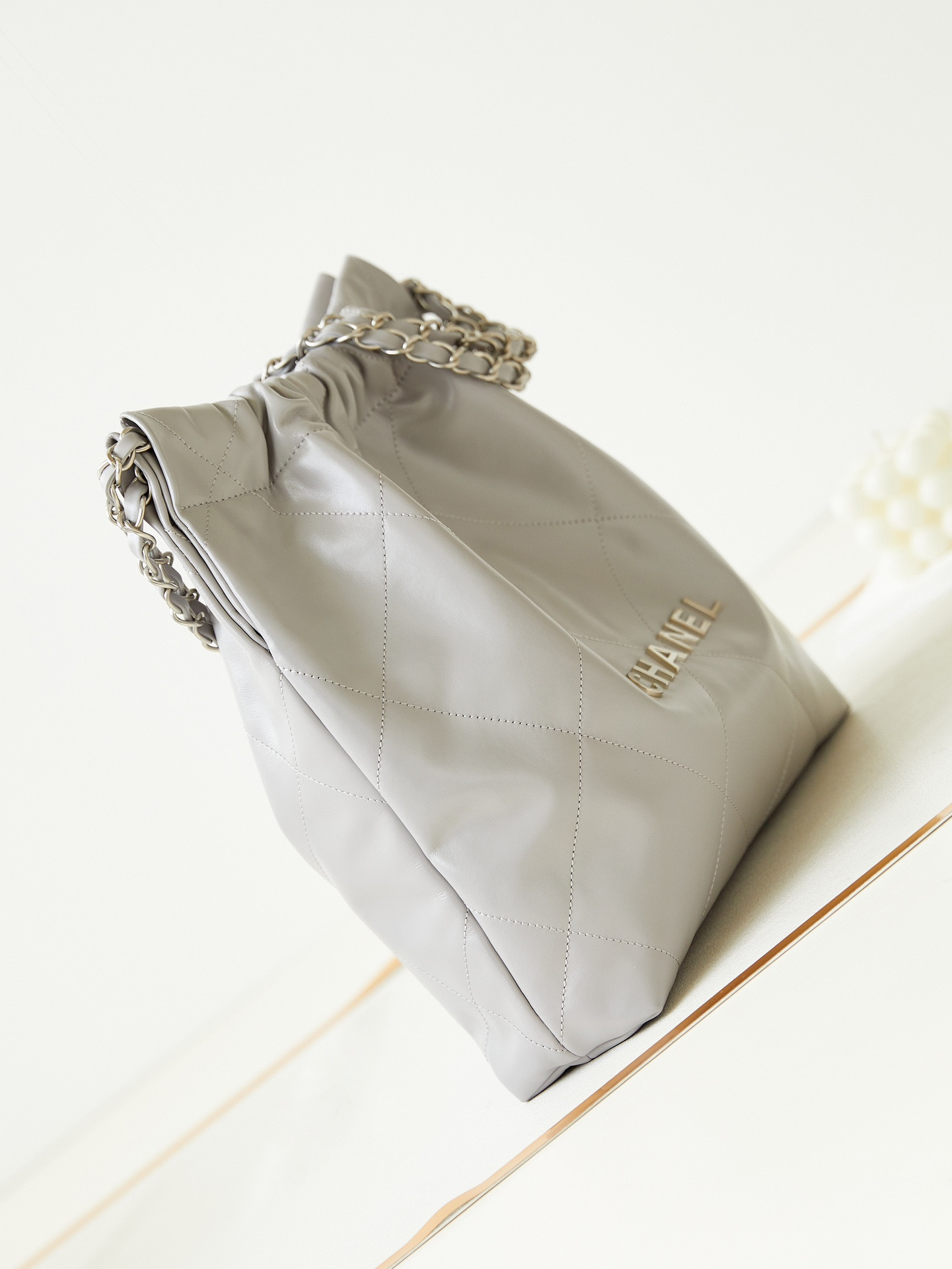 CHANEL 22 SMALL HANDBAG Shiny Calfskin GREY 13.7*14.4*2.7 in - Image 4