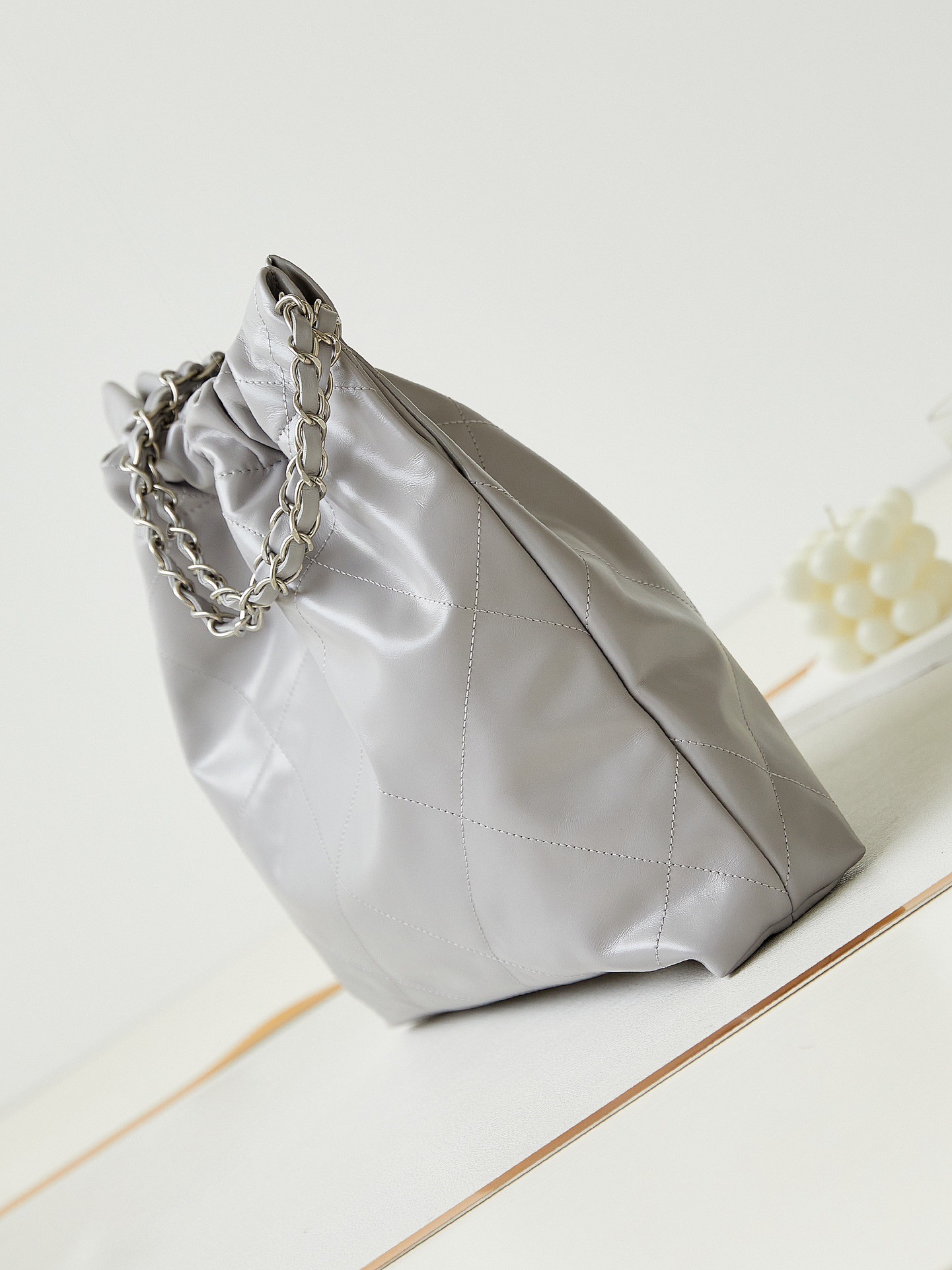 CHANEL 22 SMALL HANDBAG Shiny Calfskin GREY 13.7*14.4*2.7 in - Image 5