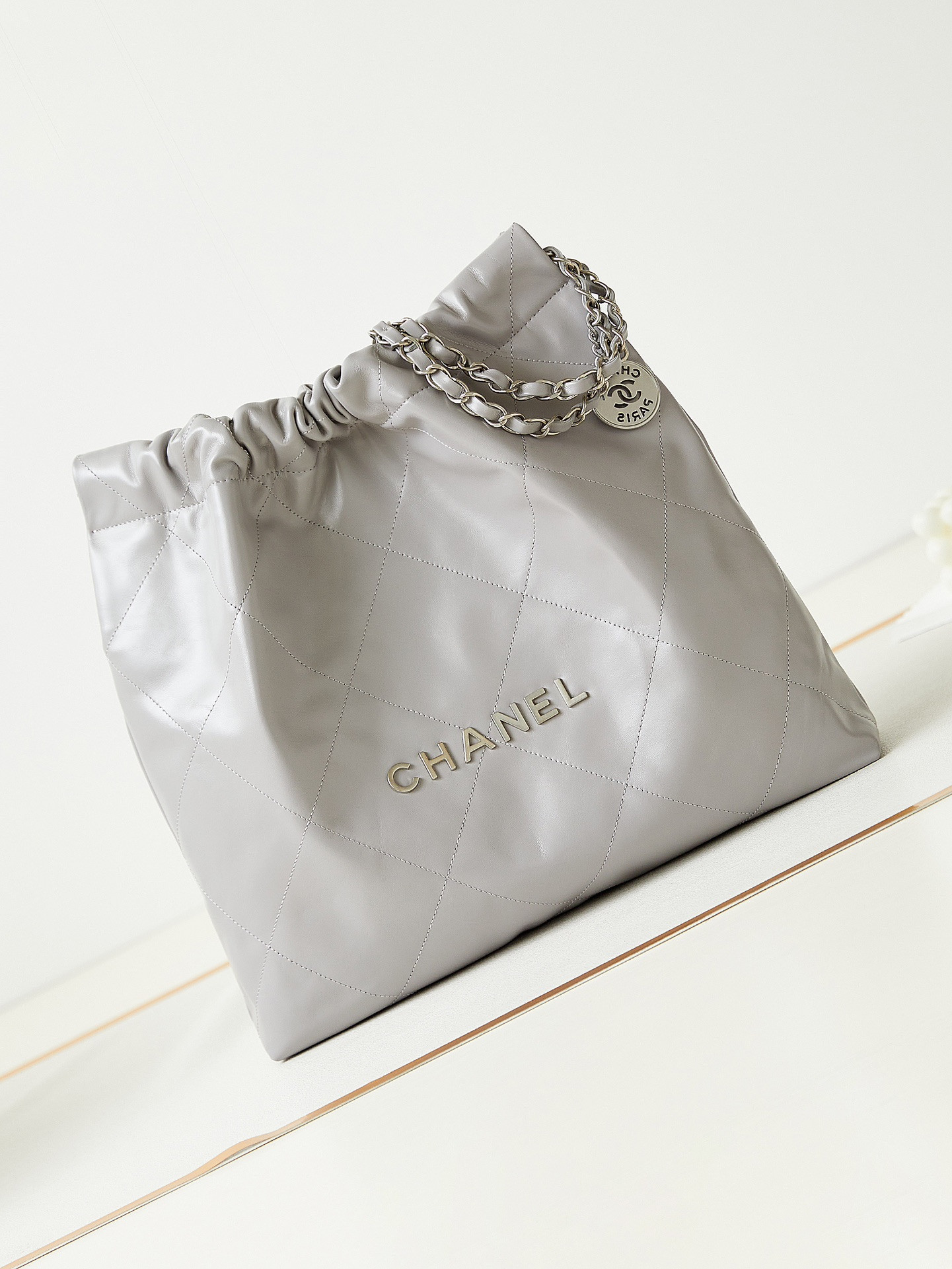 CHANEL 22 SMALL HANDBAG Shiny Calfskin grey 15.21*16.38*3.12 in - Image 2