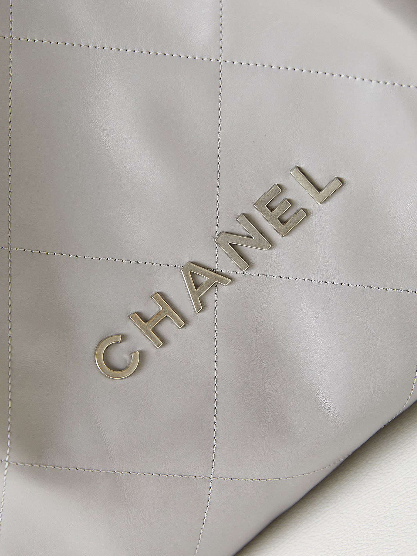 CHANEL 22 SMALL HANDBAG Shiny Calfskin grey 15.21*16.38*3.12 in - Image 3
