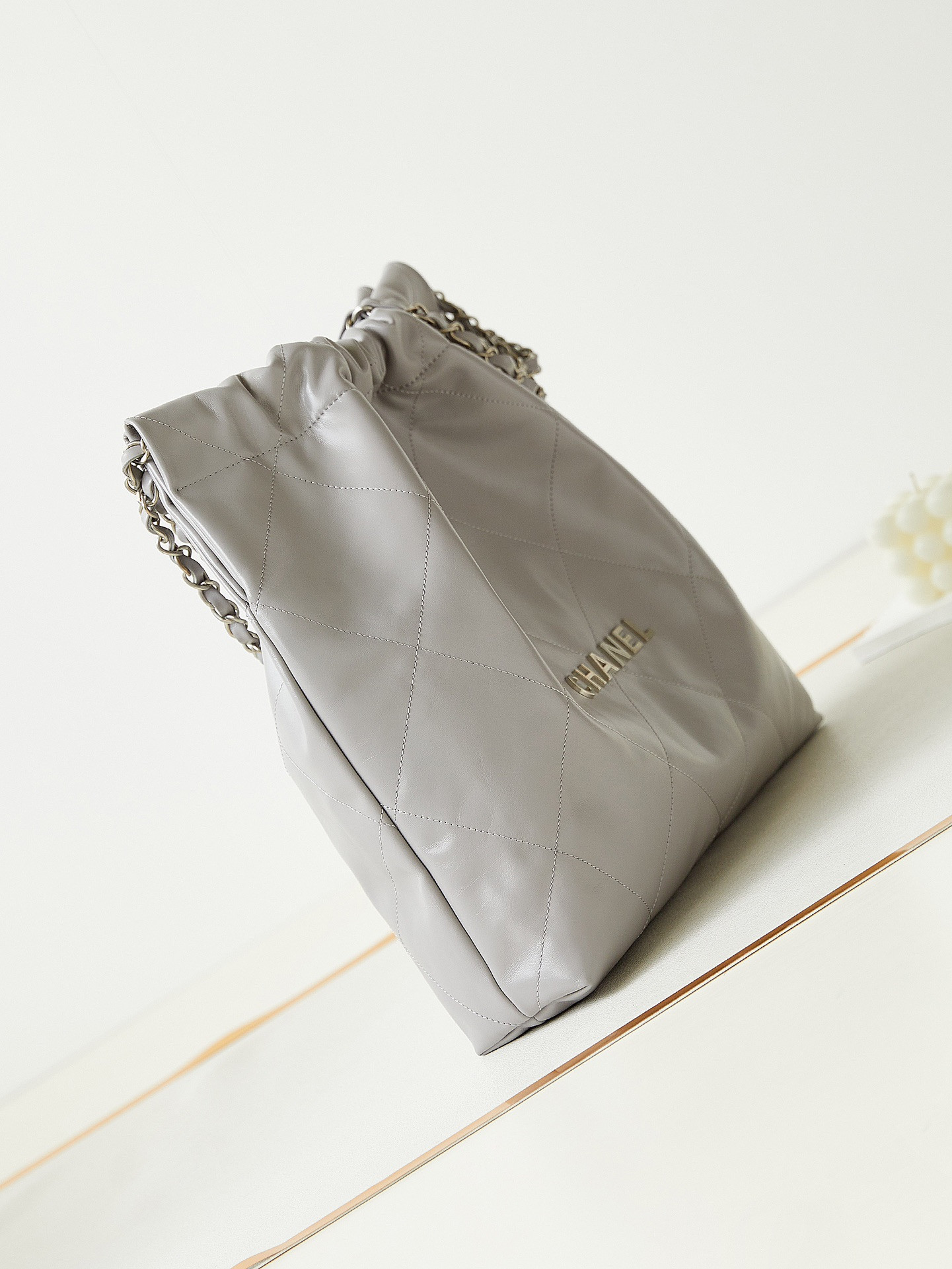 CHANEL 22 SMALL HANDBAG Shiny Calfskin grey 15.21*16.38*3.12 in - Image 4
