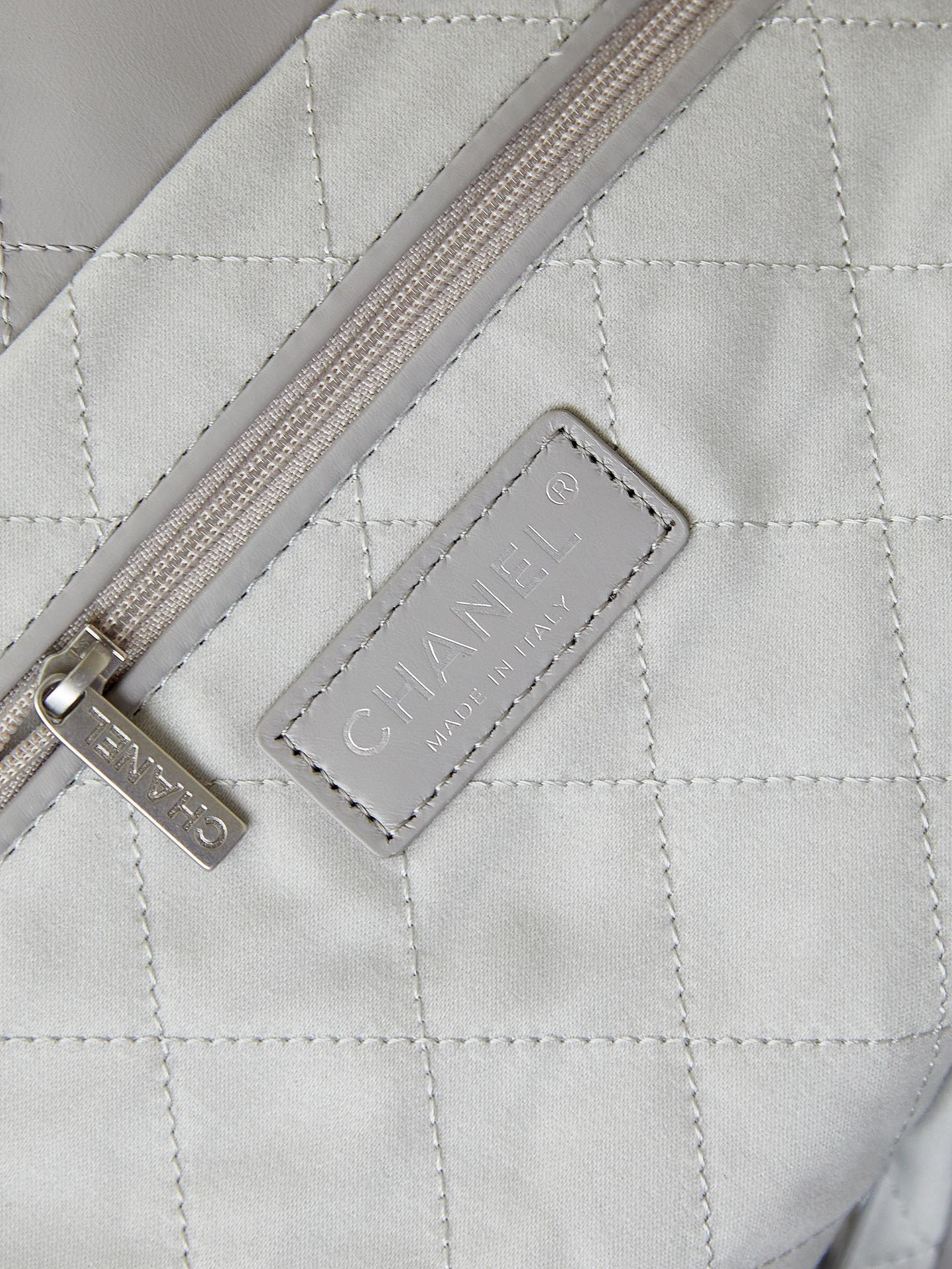 CHANEL 22 SMALL HANDBAG Shiny Calfskin grey 15.21*16.38*3.12 in - Image 9