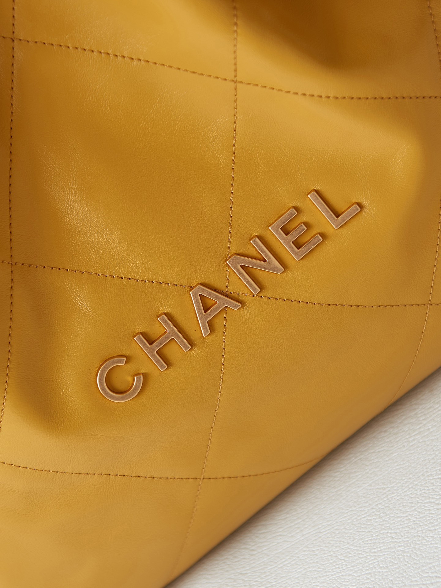 CHANEL 22 SMALL HANDBAG Shiny Calfskin YELLOW 13.7*14.4*2.7 in - Image 3