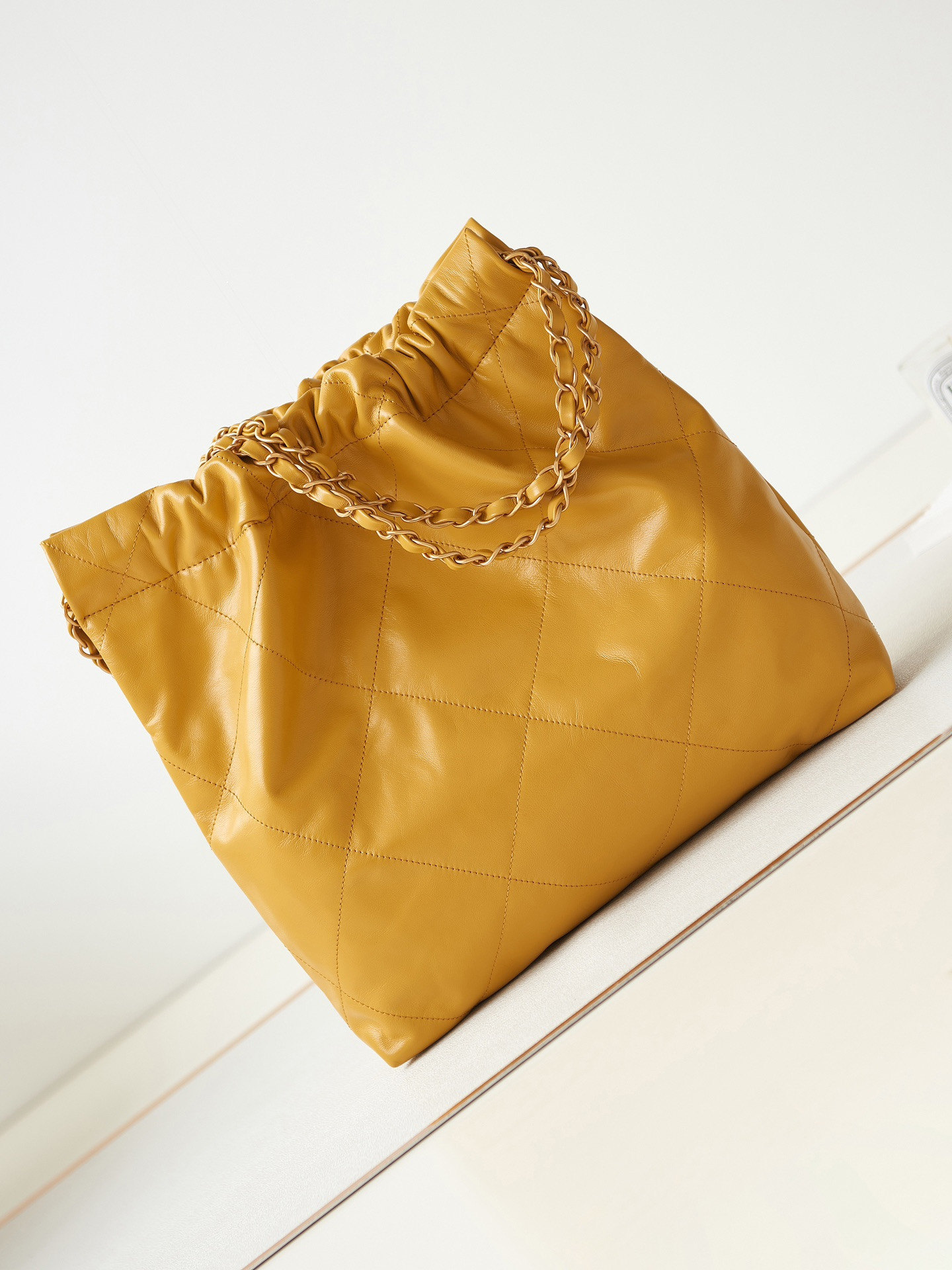 CHANEL 22 SMALL HANDBAG Shiny Calfskin YELLOW 13.7*14.4*2.7 in - Image 6