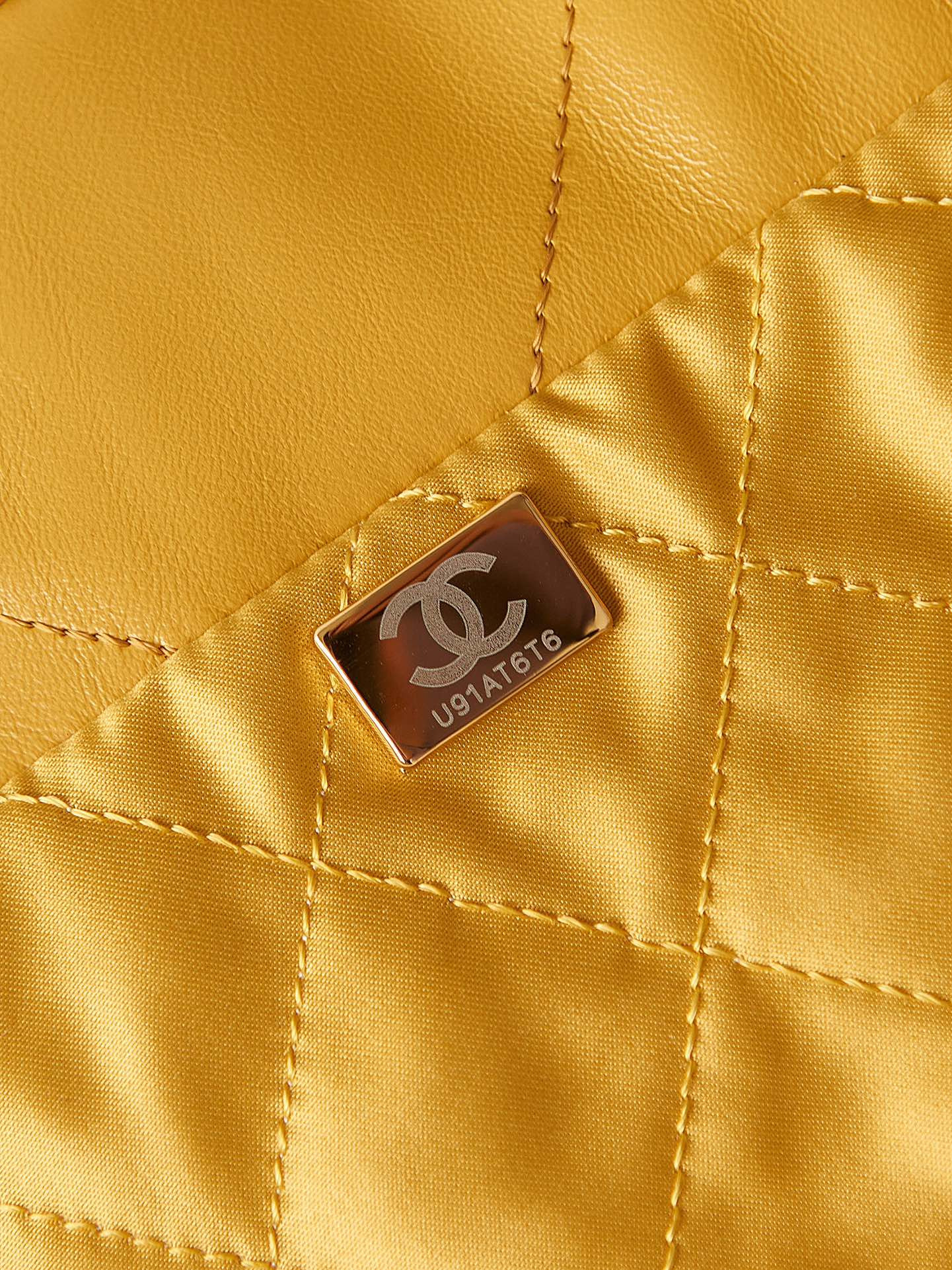 CHANEL 22 SMALL HANDBAG Shiny Calfskin YELLOW 13.7*14.4*2.7 in - Image 9