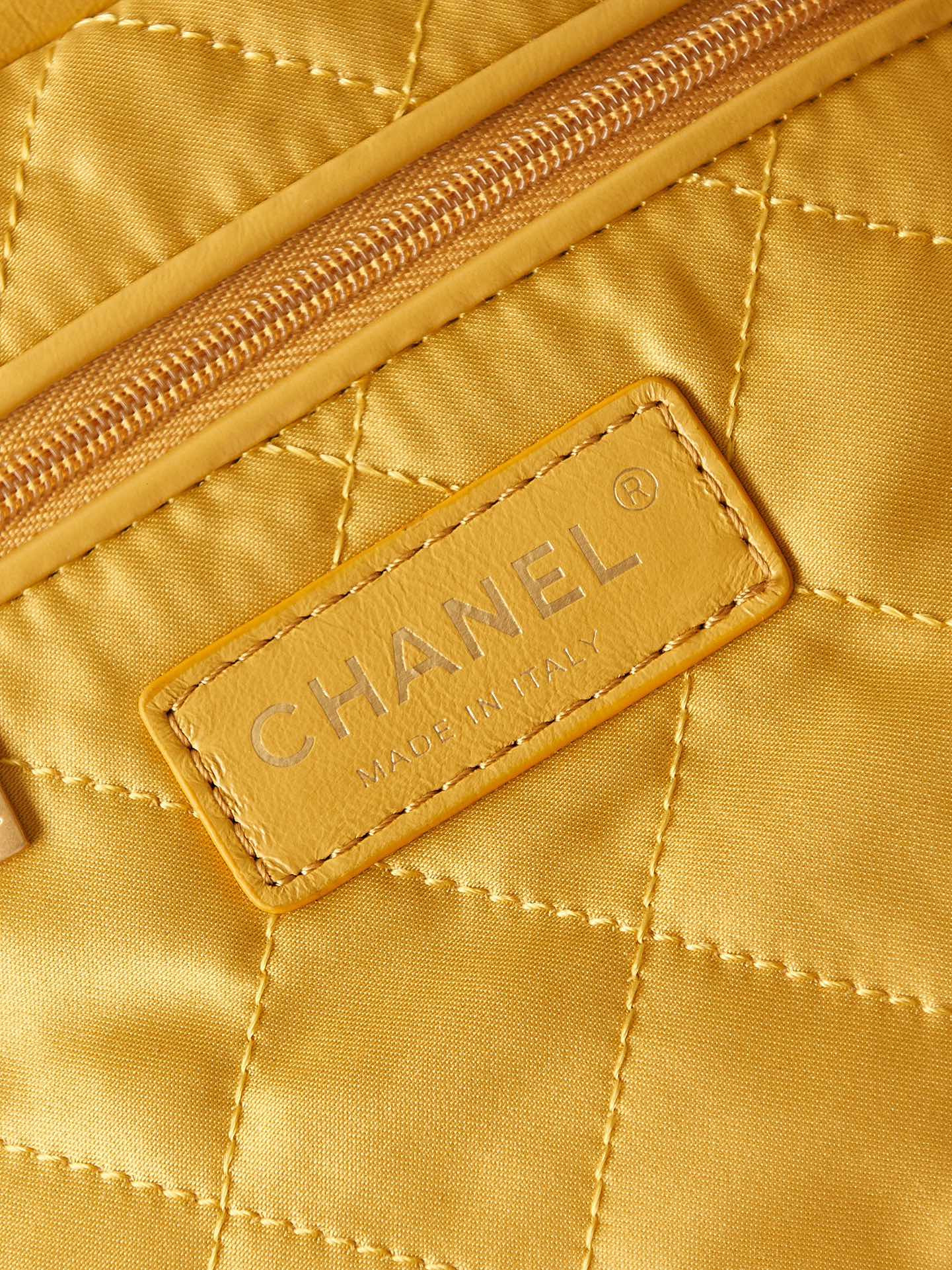 CHANEL 22 SMALL HANDBAG Shiny Calfskin YELLOW 13.7*14.4*2.7 in - Image 10