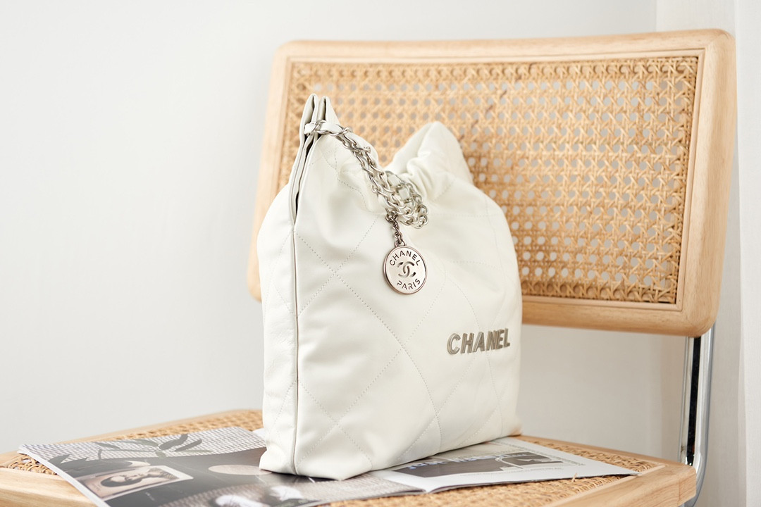 CHANEL 22 SMALL HANDBAG Shiny Calfskin White 13.7*14.4*2.7 in - Image 4