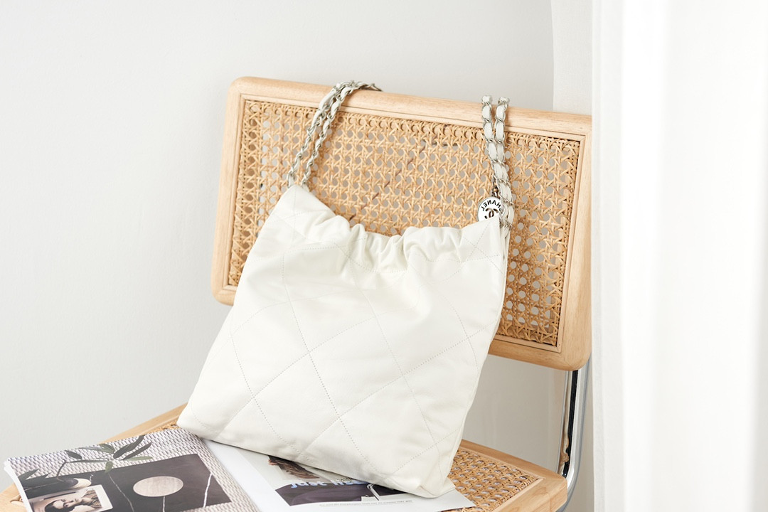 CHANEL 22 SMALL HANDBAG Shiny Calfskin White 13.7*14.4*2.7 in - Image 5