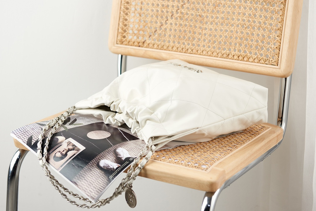 CHANEL 22 SMALL HANDBAG Shiny Calfskin White 13.7*14.4*2.7 in - Image 6