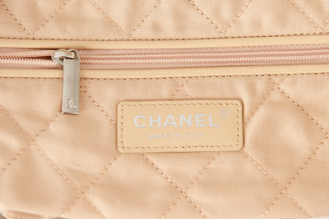 CHANEL 22 SMALL HANDBAG Shiny Calfskin White 13.7*14.4*2.7 in - Image 9