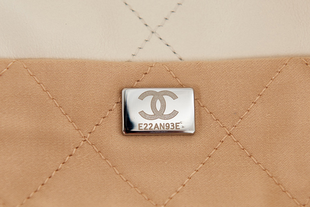 CHANEL 22 SMALL HANDBAG Shiny Calfskin White 13.7*14.4*2.7 in - Image 10