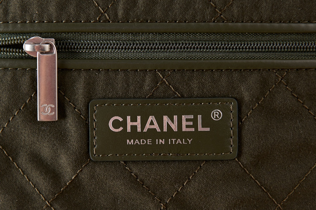 CHANEL 22 SMALL HANDBAG Shiny Calfskin SILVER Metal BLACK 13.7*14.4*2.7 in - Image 7