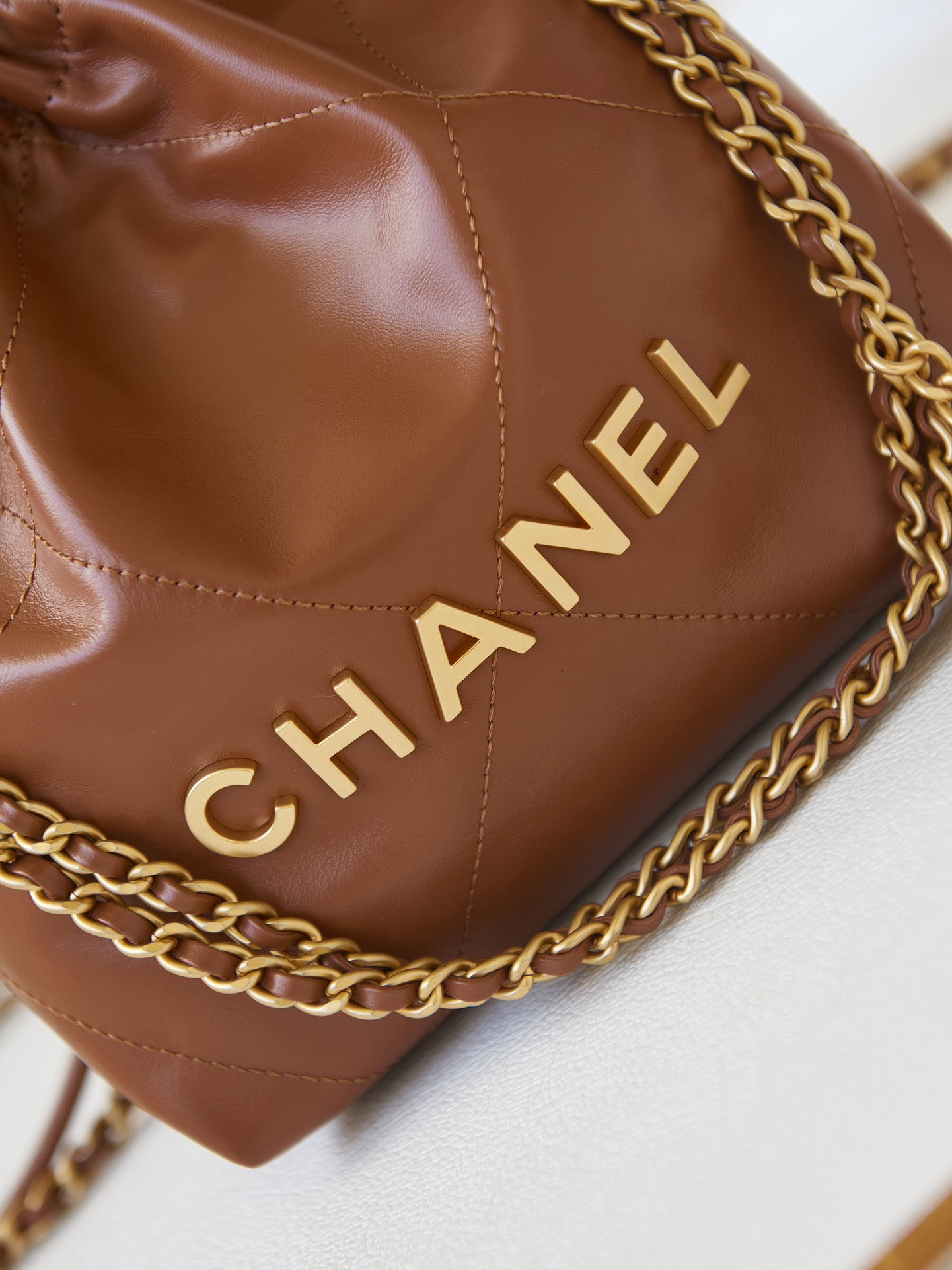 CHANEL 22 MINI HANDBAG Shiny Calfskin Brown 7.8 * 7.4 * 2.3 in - Image 3