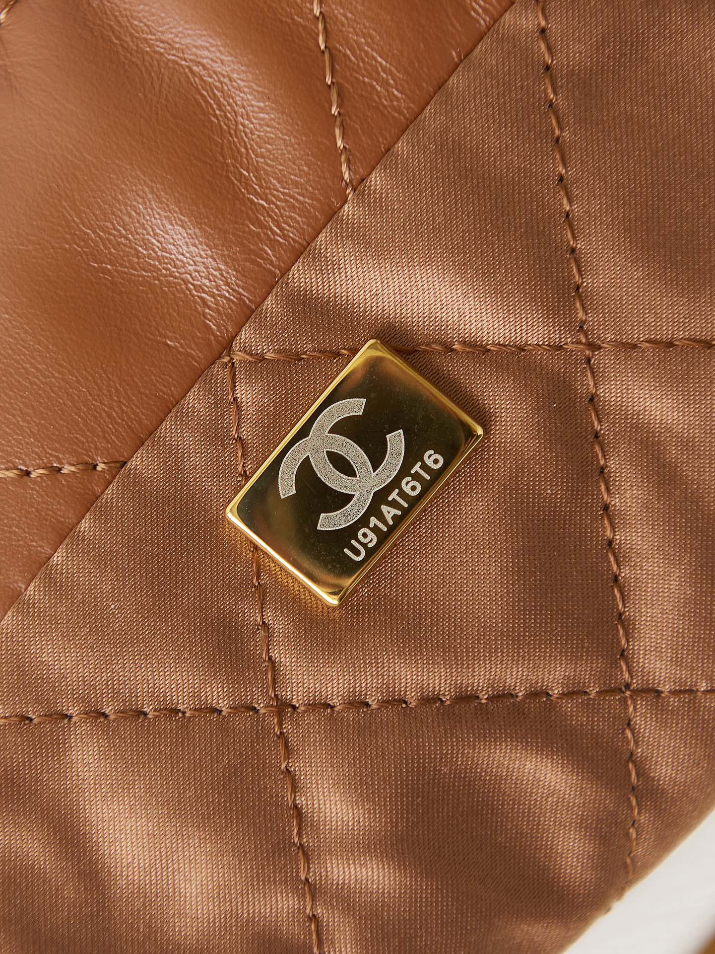CHANEL 22 MINI HANDBAG Shiny Calfskin Brown 7.8 * 7.4 * 2.3 in - Image 9