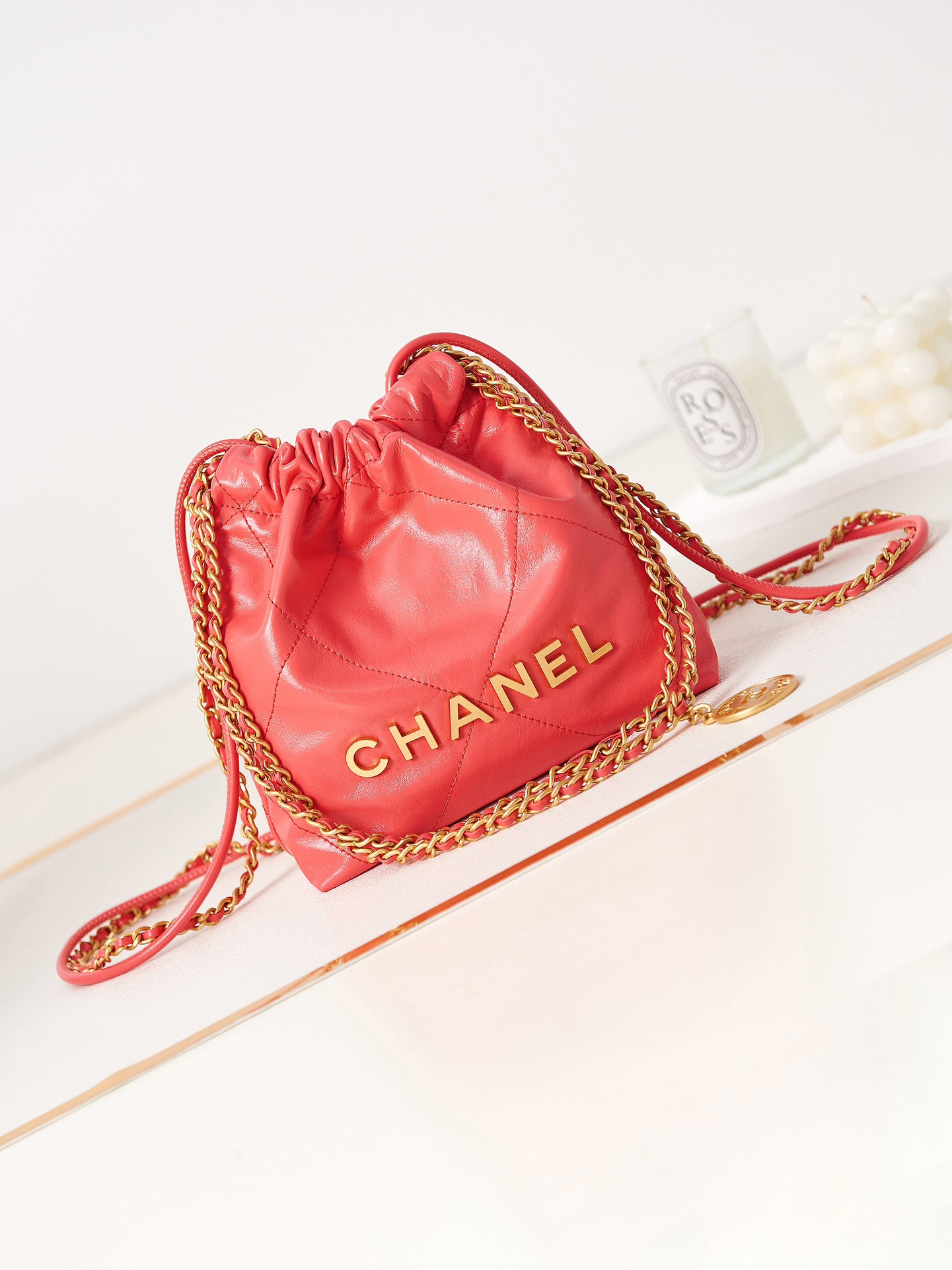 CHANEL 22 MINI HANDBAG Shiny Calfskin red 7.8 * 7.4 * 2.3 in