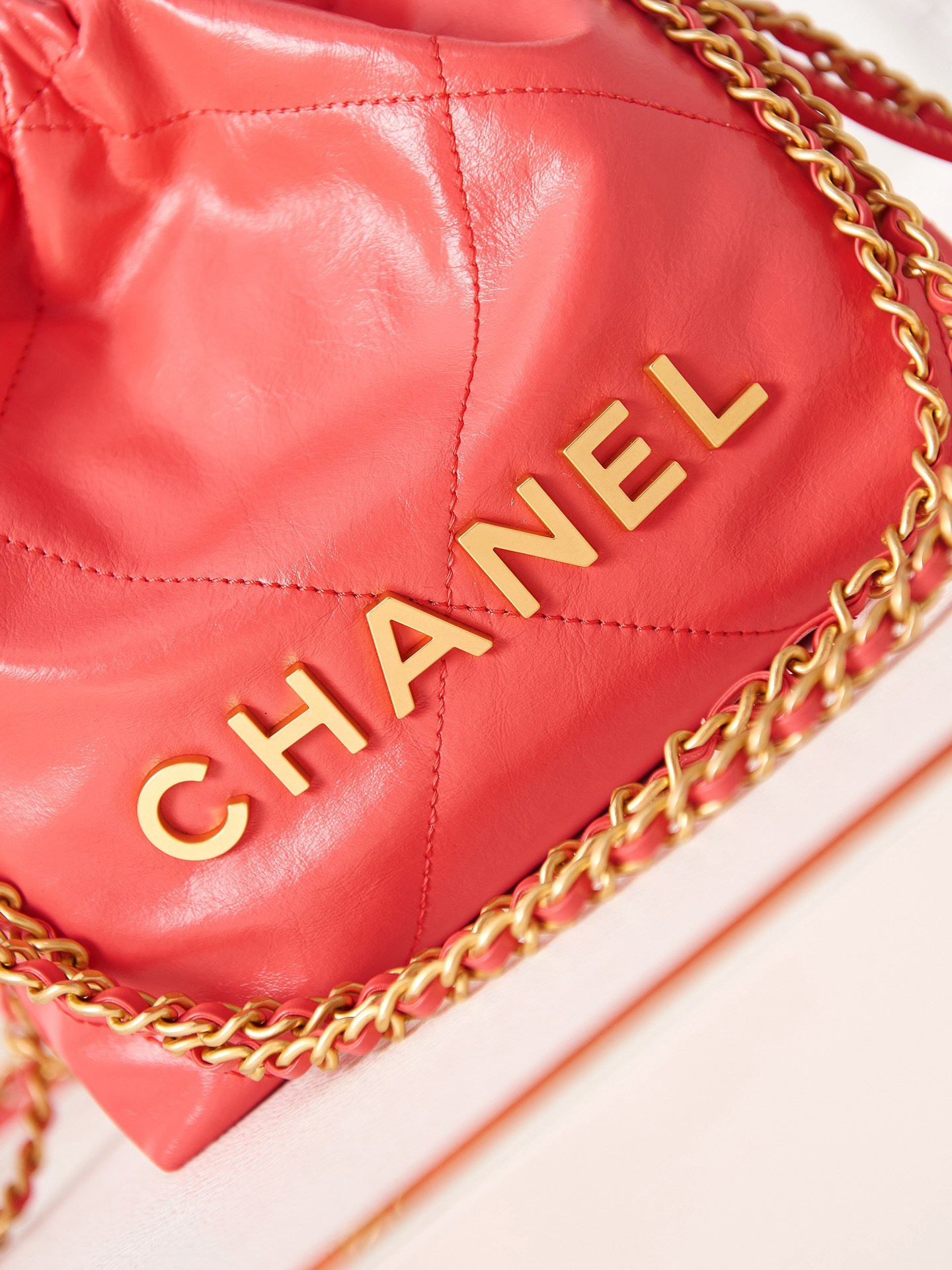 CHANEL 22 MINI HANDBAG Shiny Calfskin red 7.8 * 7.4 * 2.3 in - Image 3