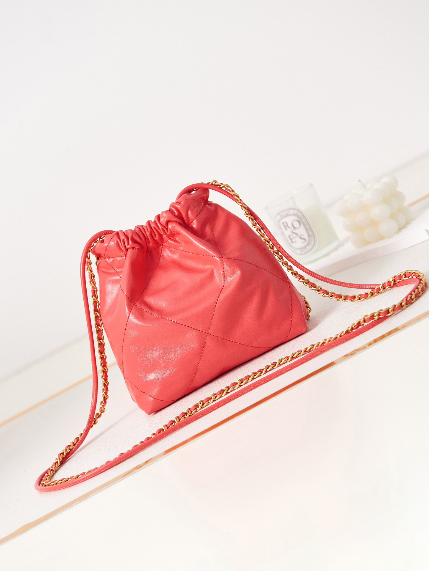 CHANEL 22 MINI HANDBAG Shiny Calfskin red 7.8 * 7.4 * 2.3 in - Image 6