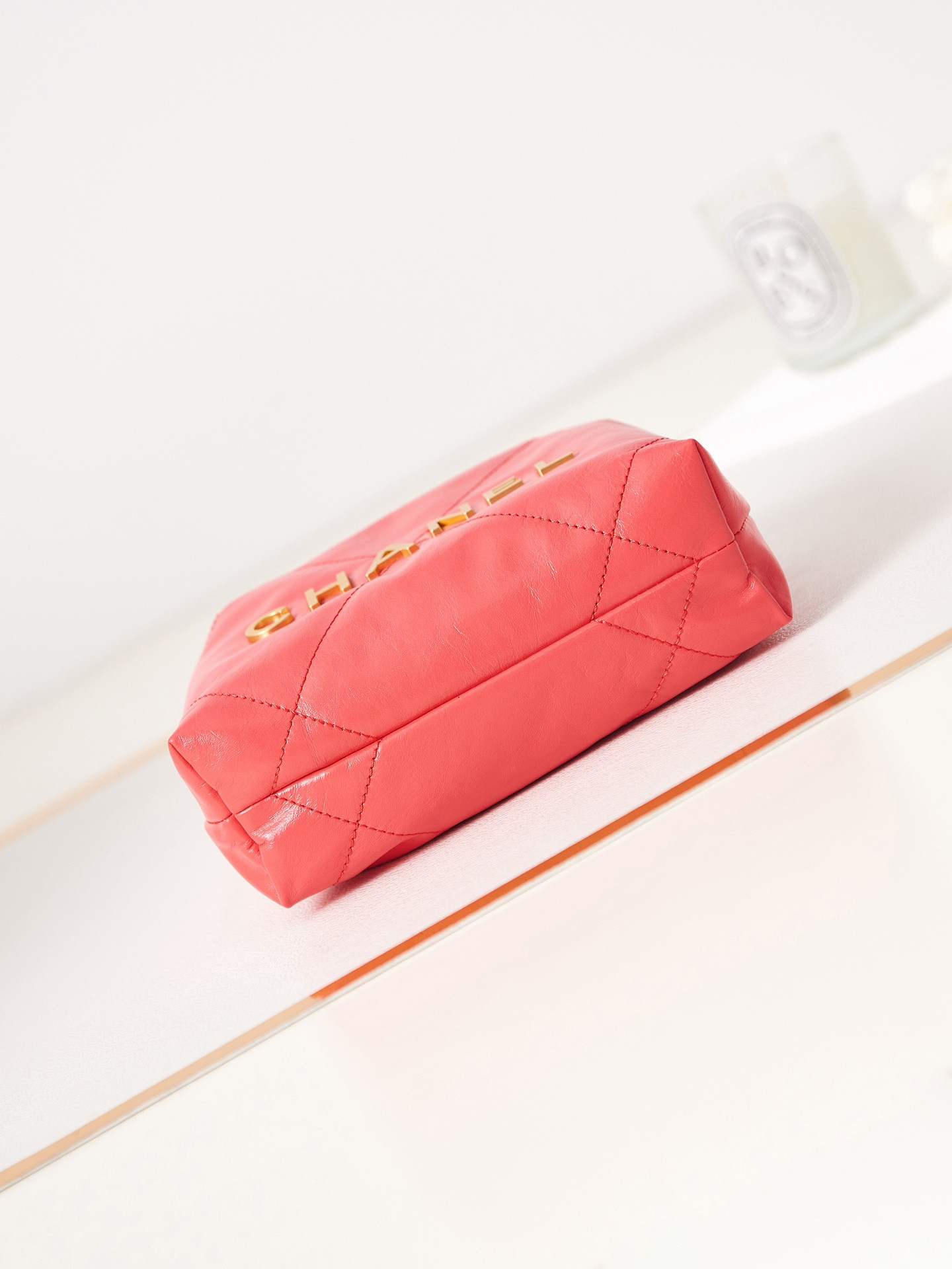 CHANEL 22 MINI HANDBAG Shiny Calfskin red 7.8 * 7.4 * 2.3 in - Image 7