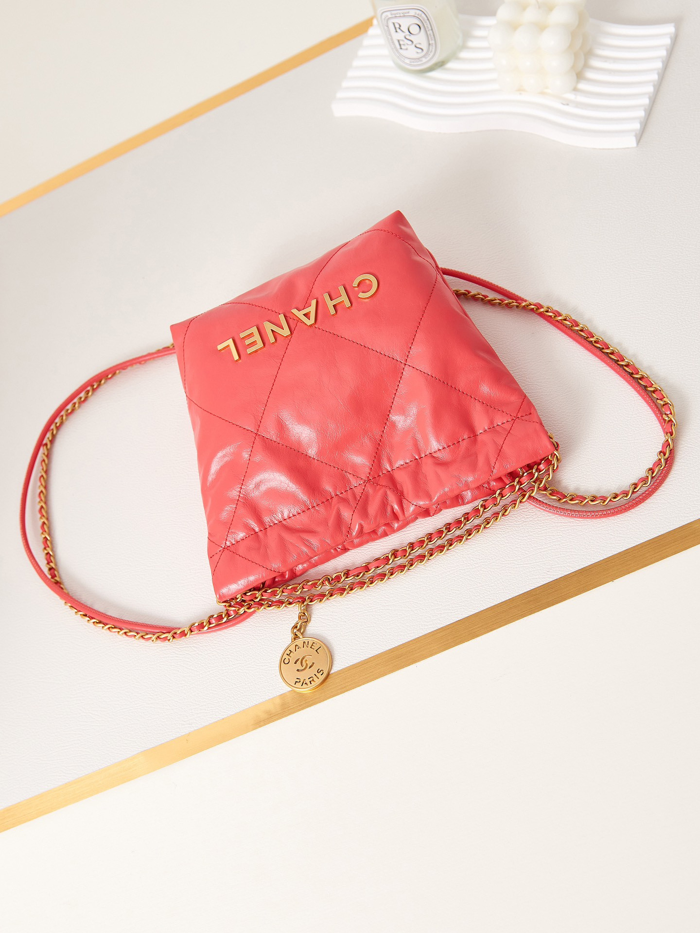 CHANEL 22 MINI HANDBAG Shiny Calfskin red 7.8 * 7.4 * 2.3 in - Image 8