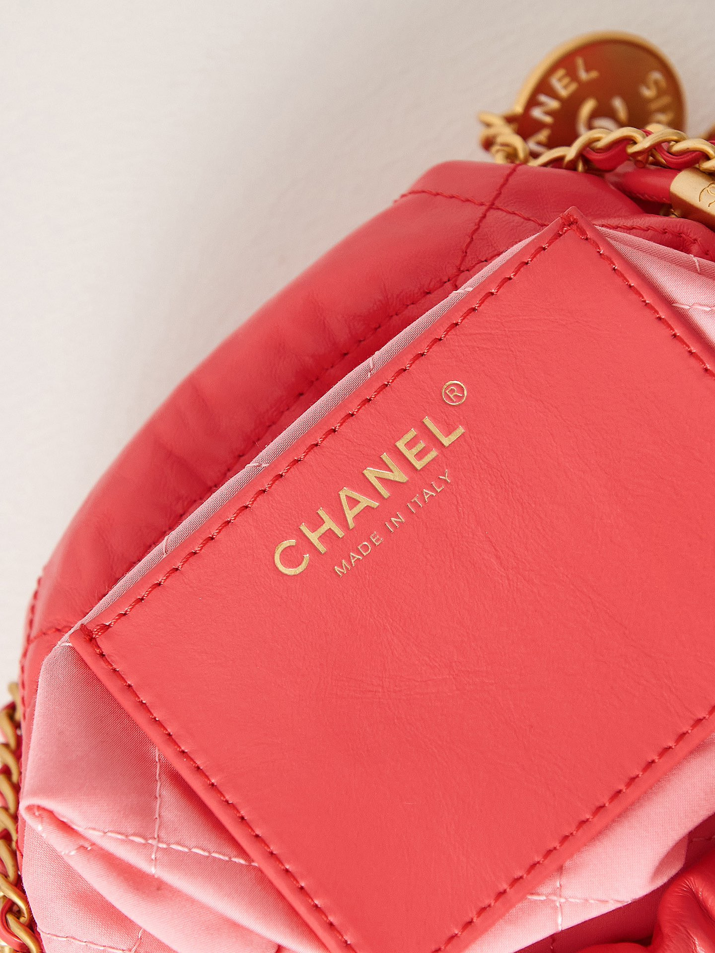 CHANEL 22 MINI HANDBAG Shiny Calfskin red 7.8 * 7.4 * 2.3 in - Image 9