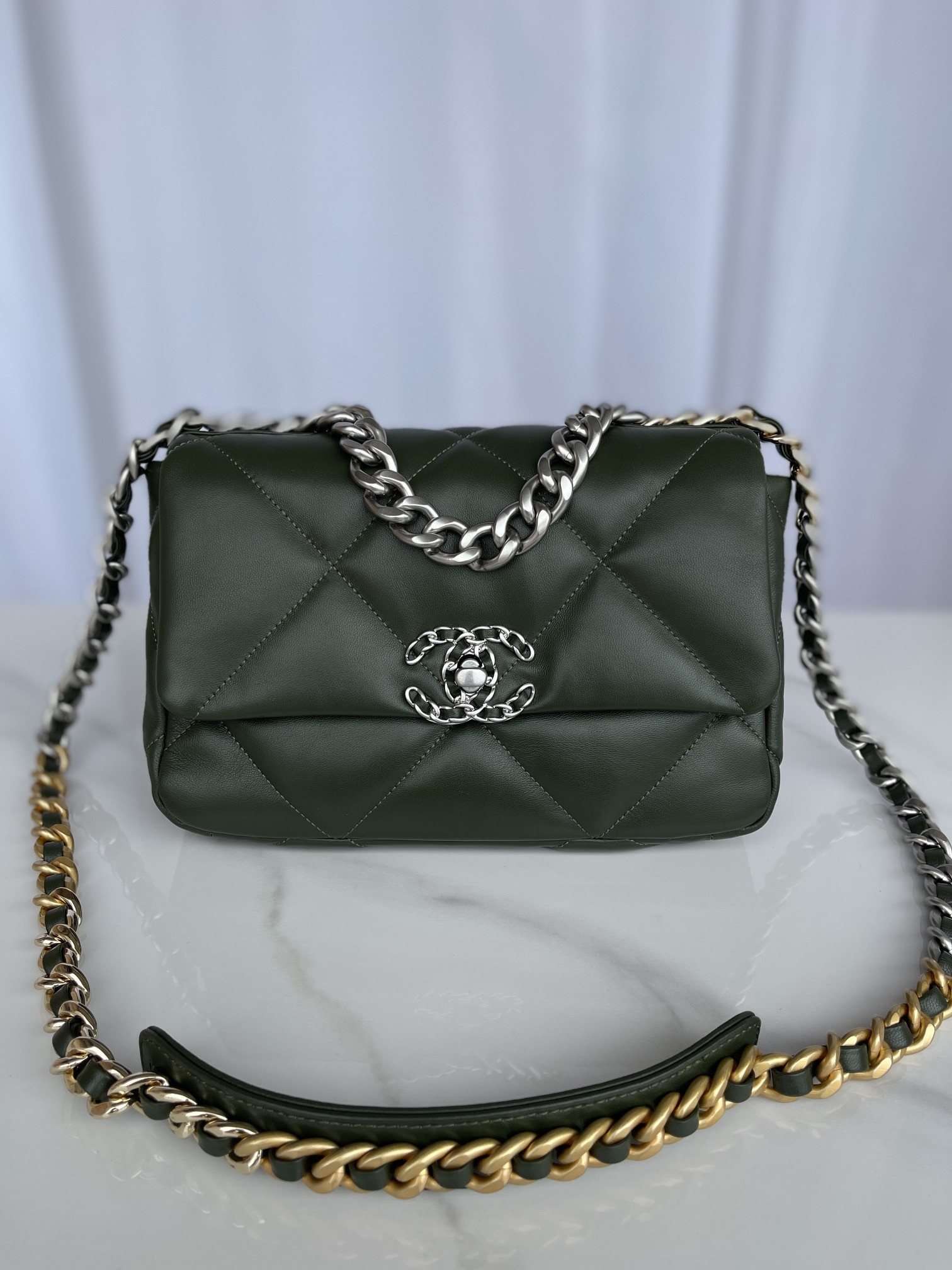 CHANEL 19 HANDBAG Shiny Leather, Gold-Tone, Silver-Tone Ruthenium-Finish Metal Dark Green 6.2 * 10.1 * 3.5 in