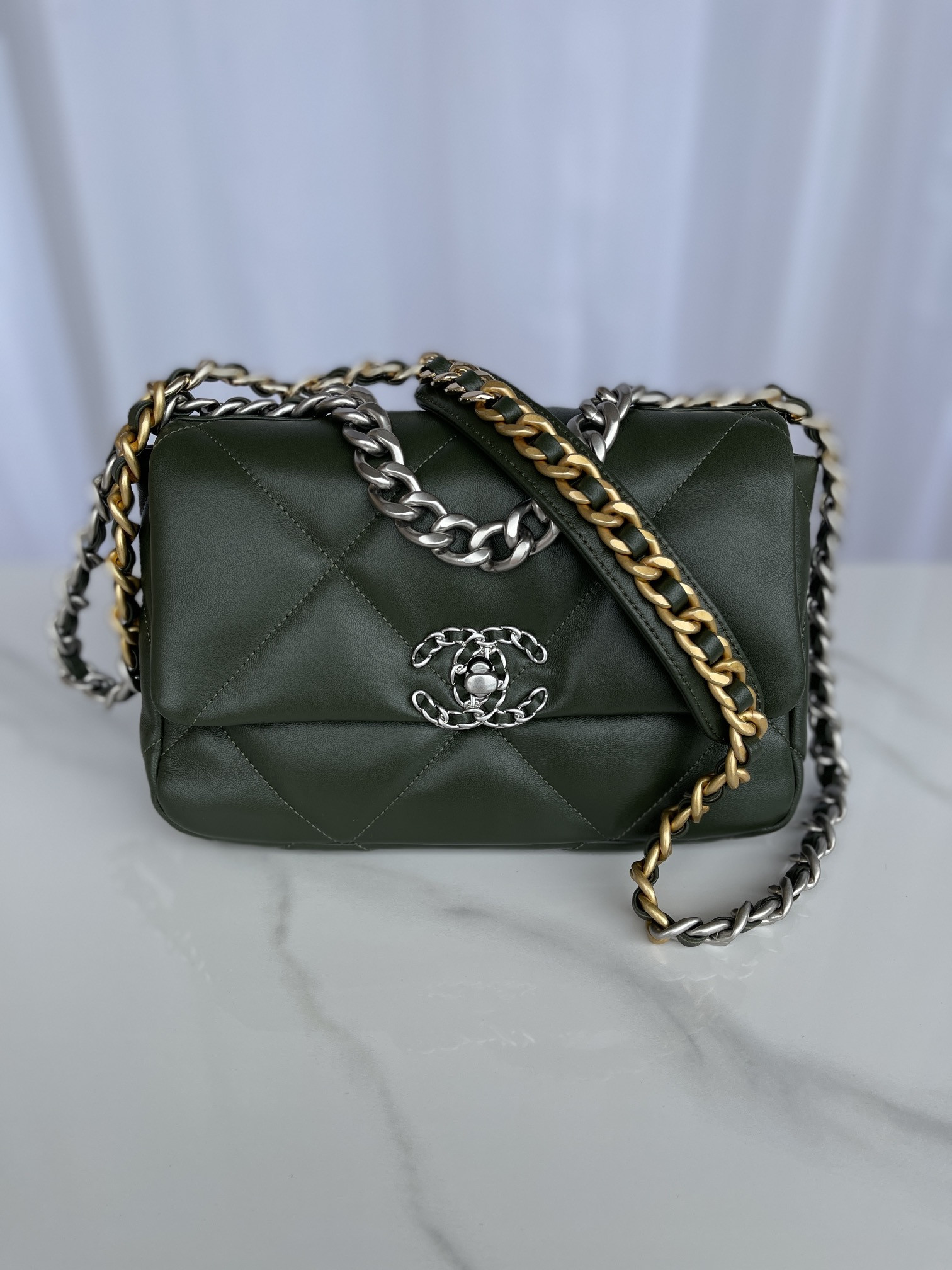 CHANEL 19 HANDBAG Shiny Leather, Gold-Tone, Silver-Tone Ruthenium-Finish Metal Dark Green 6.2 * 10.1 * 3.5 in - Image 3