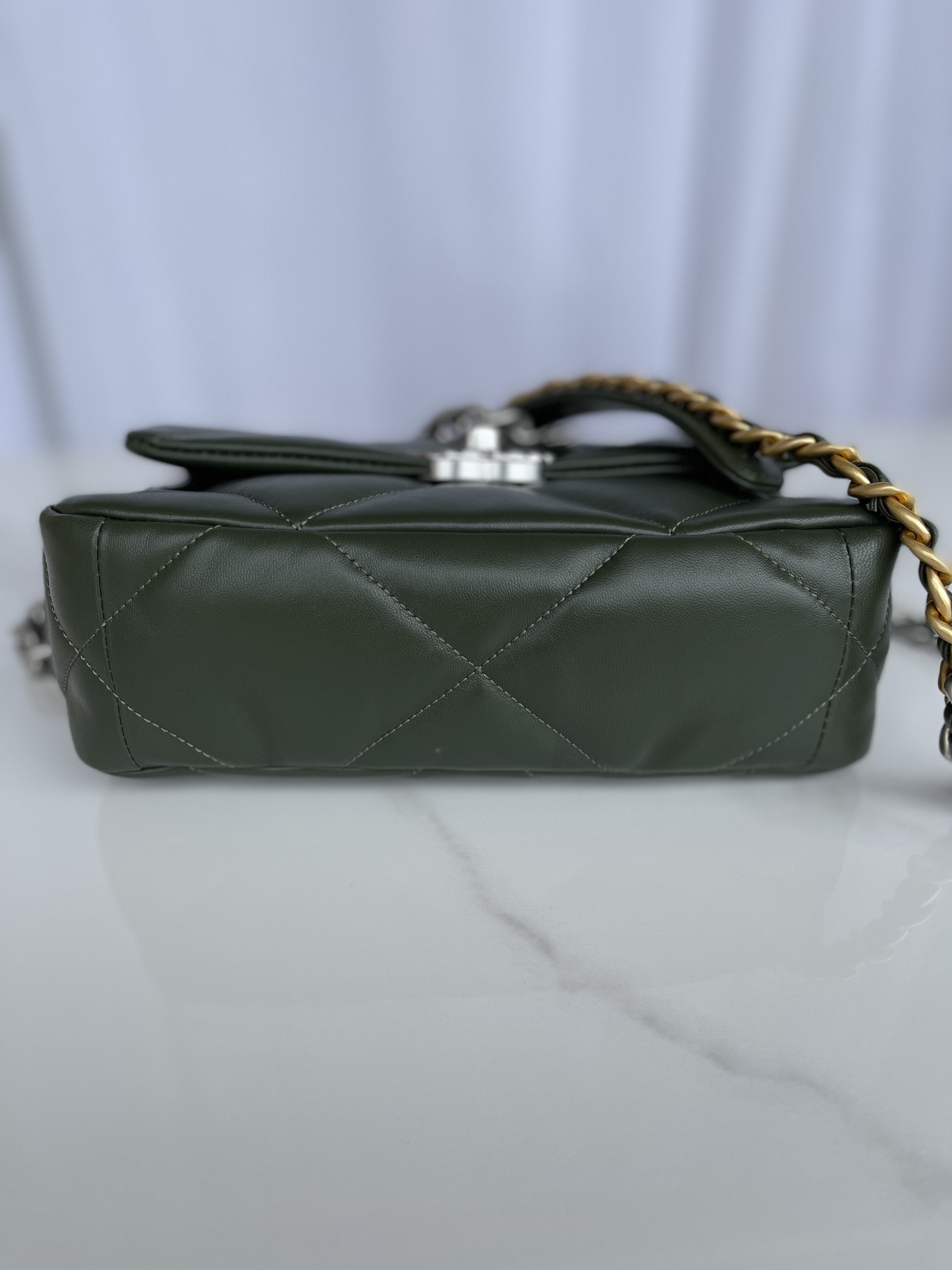 CHANEL 19 HANDBAG Shiny Leather, Gold-Tone, Silver-Tone Ruthenium-Finish Metal Dark Green 6.2 * 10.1 * 3.5 in - Image 4