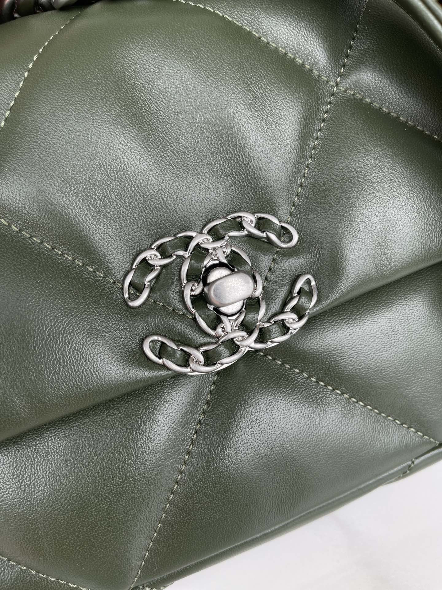 CHANEL 19 HANDBAG Shiny Leather, Gold-Tone, Silver-Tone Ruthenium-Finish Metal Dark Green 6.2 * 10.1 * 3.5 in - Image 6
