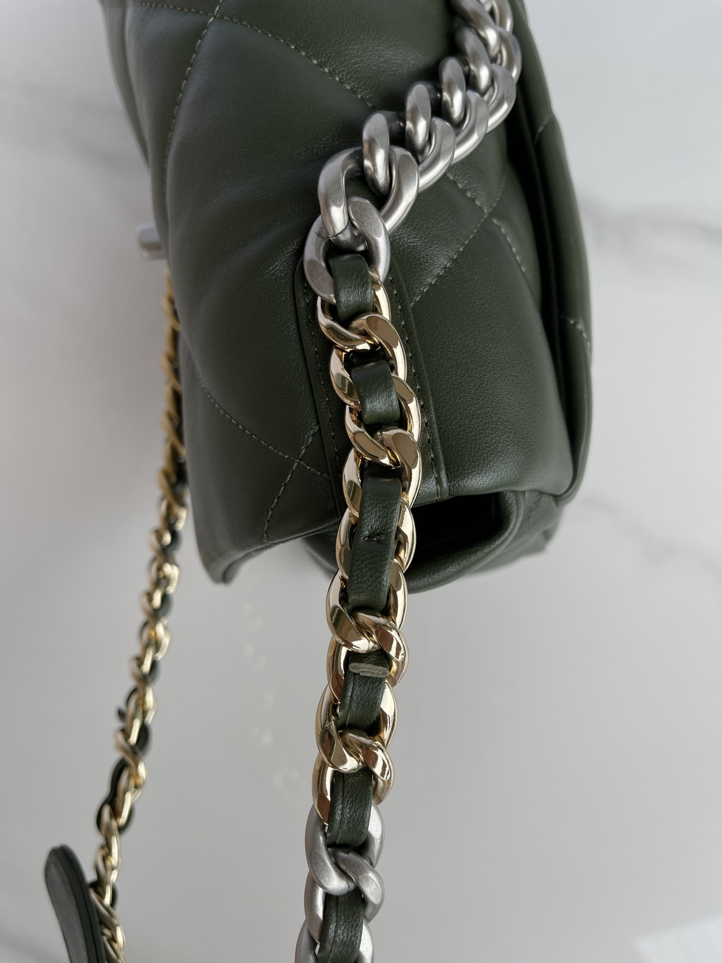 CHANEL 19 HANDBAG Shiny Leather, Gold-Tone, Silver-Tone Ruthenium-Finish Metal Dark Green 6.2 * 10.1 * 3.5 in - Image 7