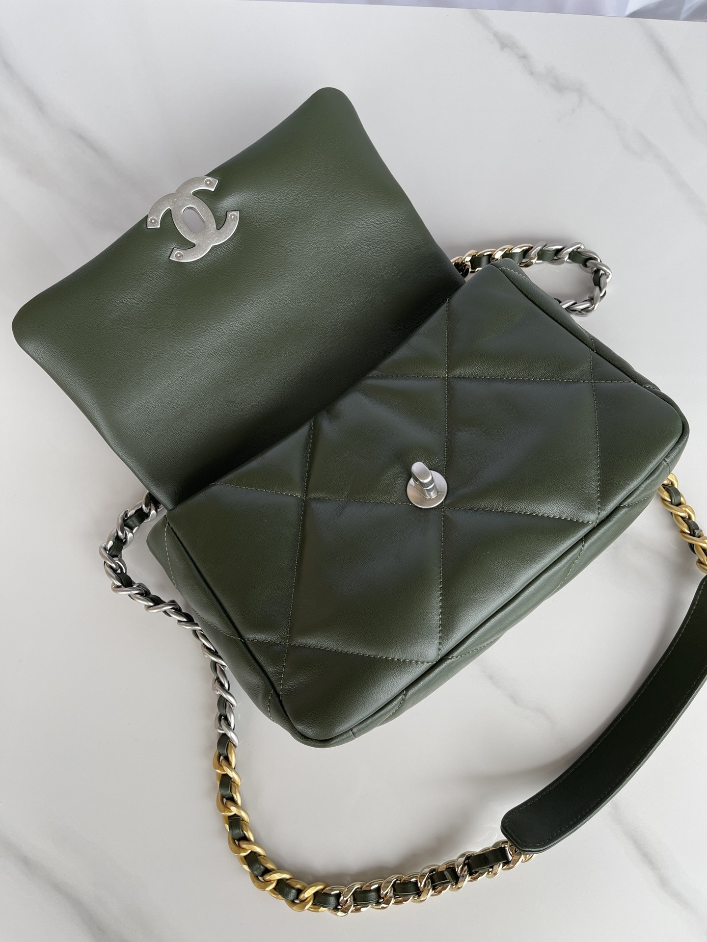 CHANEL 19 HANDBAG Shiny Leather, Gold-Tone, Silver-Tone Ruthenium-Finish Metal Dark Green 6.2 * 10.1 * 3.5 in - Image 8
