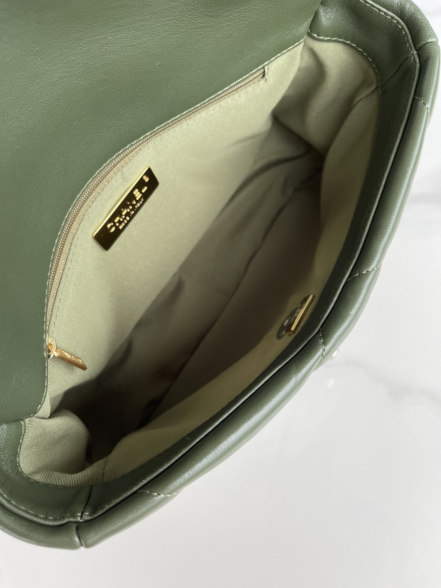 CHANEL 19 HANDBAG Shiny Leather, Gold-Tone, Silver-Tone Ruthenium-Finish Metal Dark Green 6.2 * 10.1 * 3.5 in - Image 9