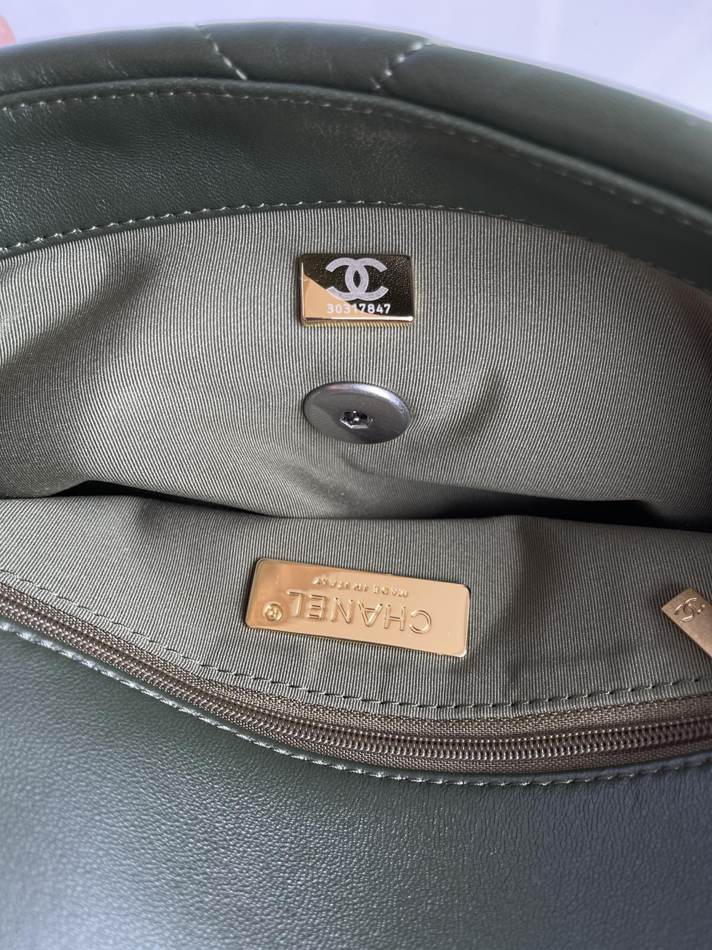 CHANEL 19 HANDBAG Shiny Leather, Gold-Tone, Silver-Tone Ruthenium-Finish Metal Dark Green 6.2 * 10.1 * 3.5 in - Image 10